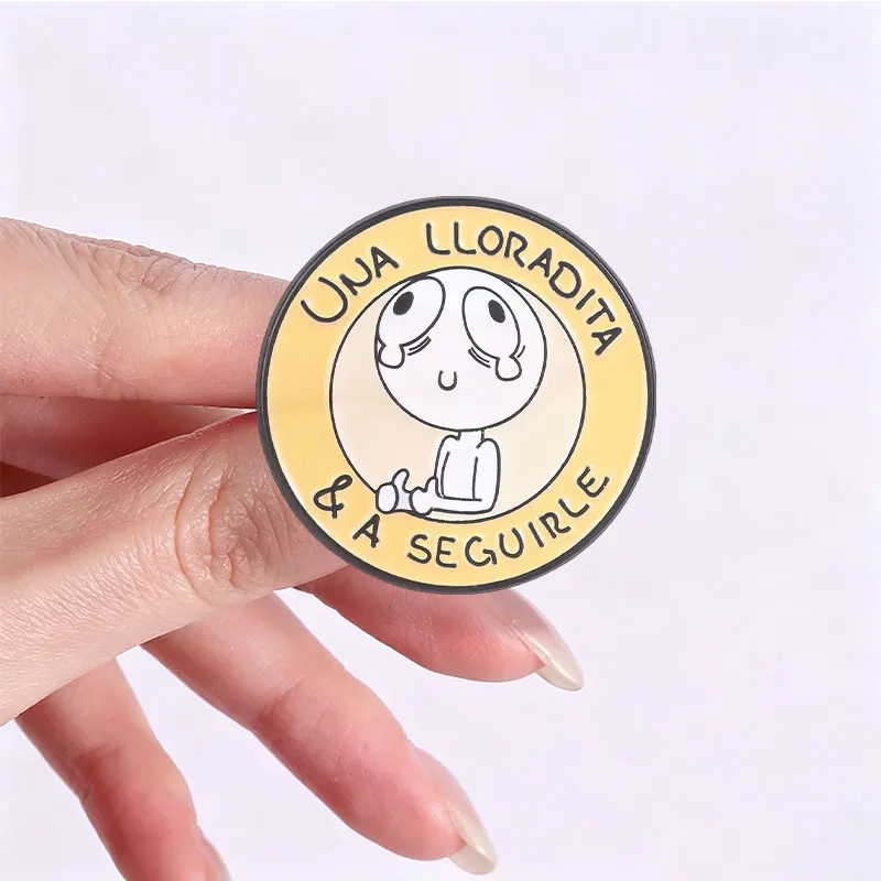 Una Lloradita & A Seguirle Stick Figure Crying Thumbs Up Emaille-Anstecknadel „Me Cansé De Ser Buena Onda“ Enten-Brosche Lustige Spanische Abzeichen – Detail 3