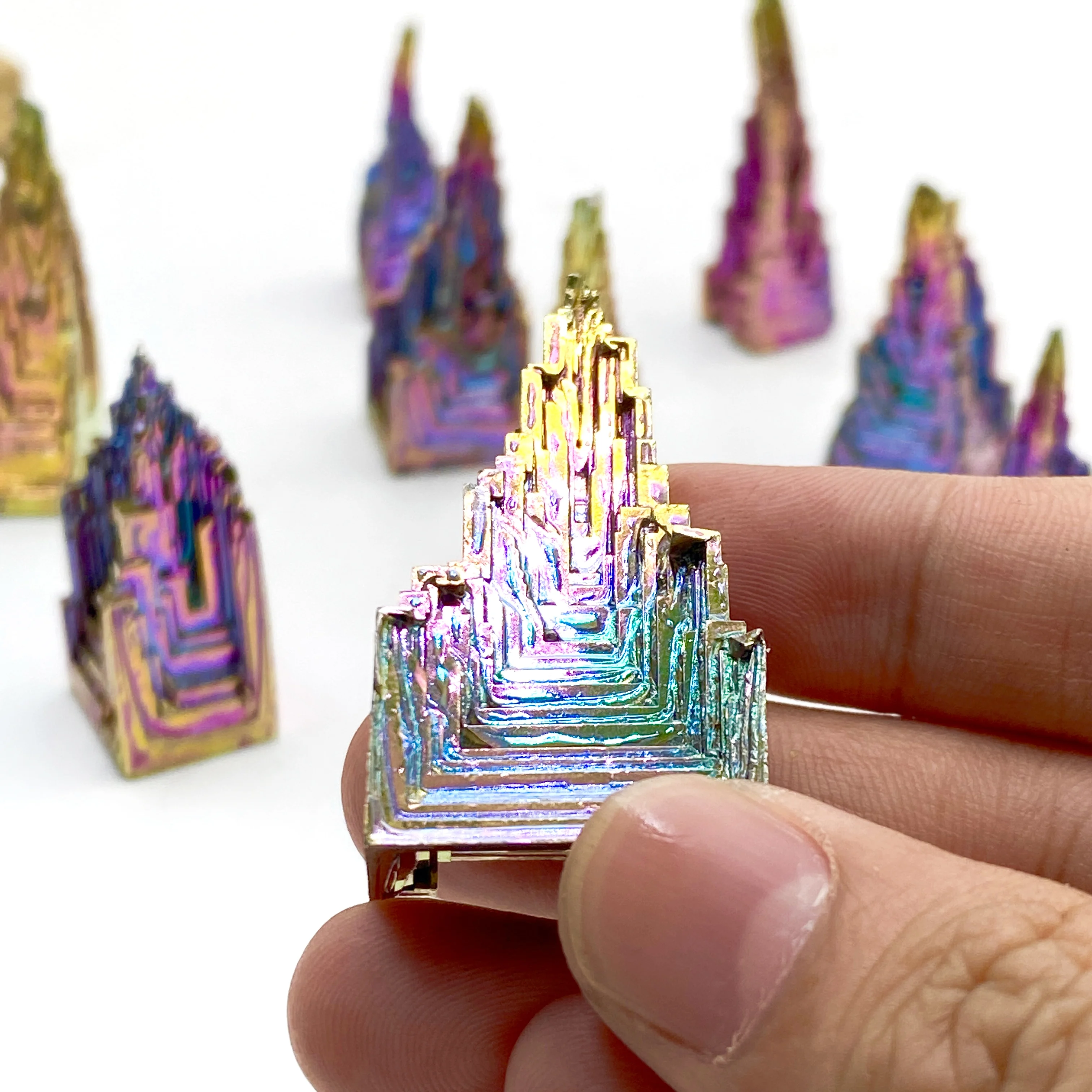 1pc Artificial Metal Pyramid, Rainbow Aura Ore, Mineral Collectible Specimen Green & Purple Metal Ornament, Home Decor