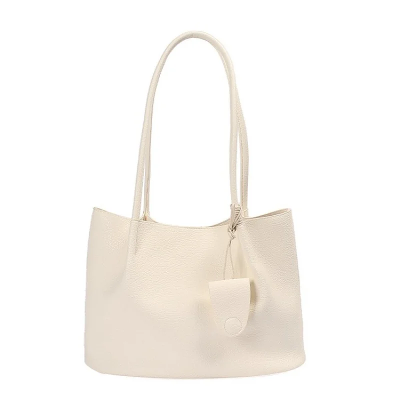 

Современная женская сумка через плечо с передним карманом для легкого доступа к телефону и стильного дизайна