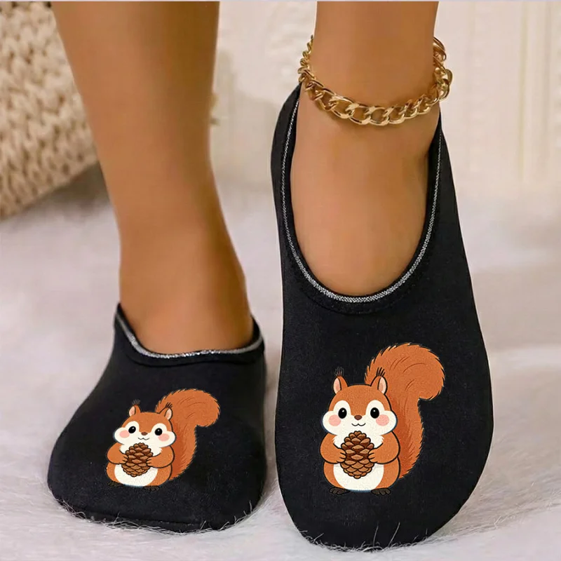 

Четырехсезонные носимые пары с мультяшным птичьим принтом и тонкой бархатной подкладкой, дышащие, высокоэластичные, противоскользящие тапочки для пола.