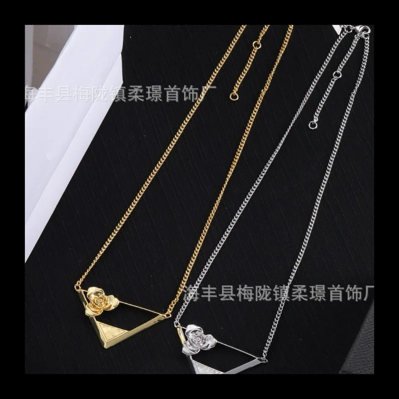 

Ожерелье Pujia с треугольной розой и буквой P, классическое простое перевернутое треугольное ожерелье на ключице, нежное ожерелье