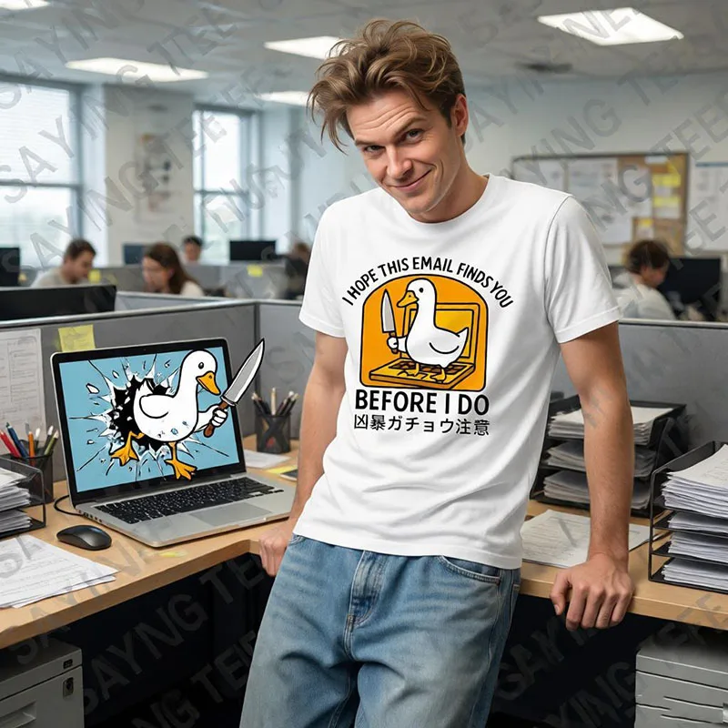 Ich hoffe, diese E-Mail findet dich vor mir, sonst werde ich es tun. Japanisches Gans-T-Shirt, Y2K-Arbeitsplatz-Witzespruch, Humor, Büro-Sarkasmus, Kleidung für Männer. – Detail 4