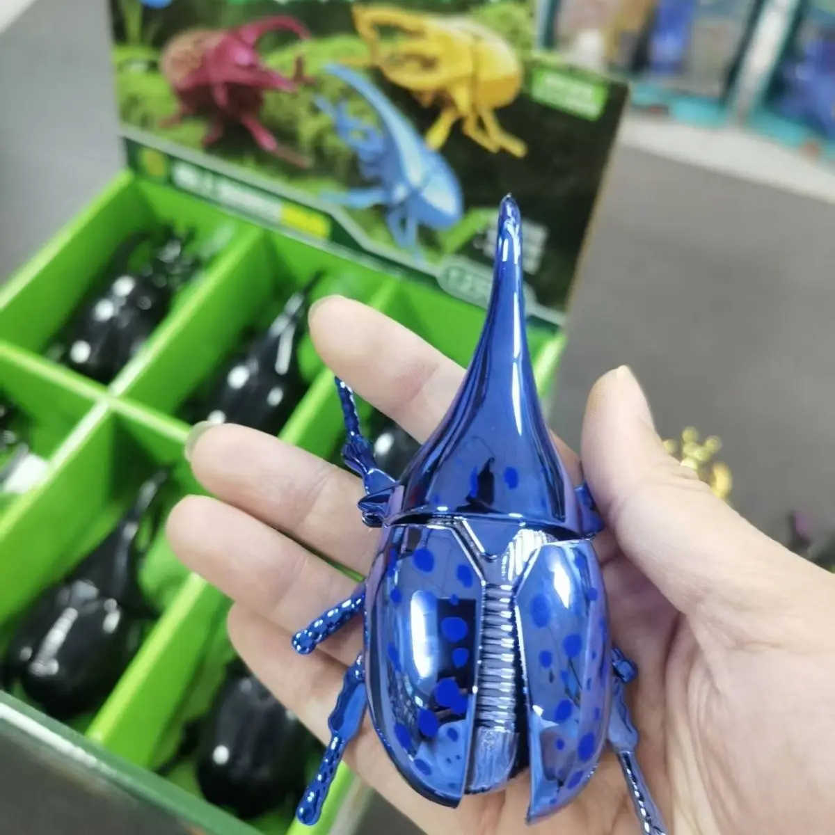 Realistic Big Beetle Artificial Insect Clockwork Crawling Beetle Toy Model Home Desk Decoration Party Favorite Toy Gift