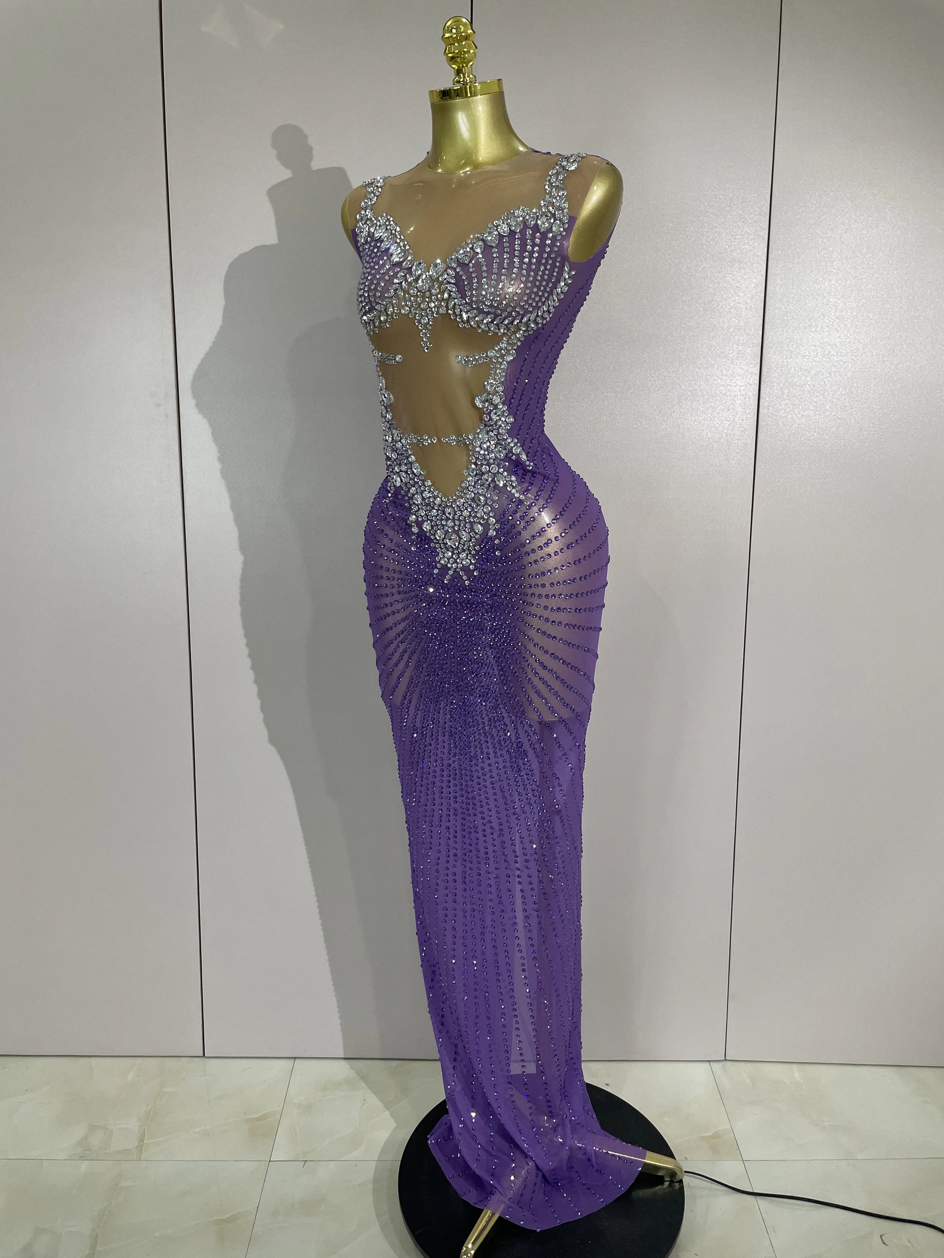 Elegancka, błyszcząca, diamentowa, seksowna, siateczkowa, prześwitująca długa suknia damska na wieczór, luksusowe przyjęcie urodzinowe, wesele, do klubu nocnego, na scenę.