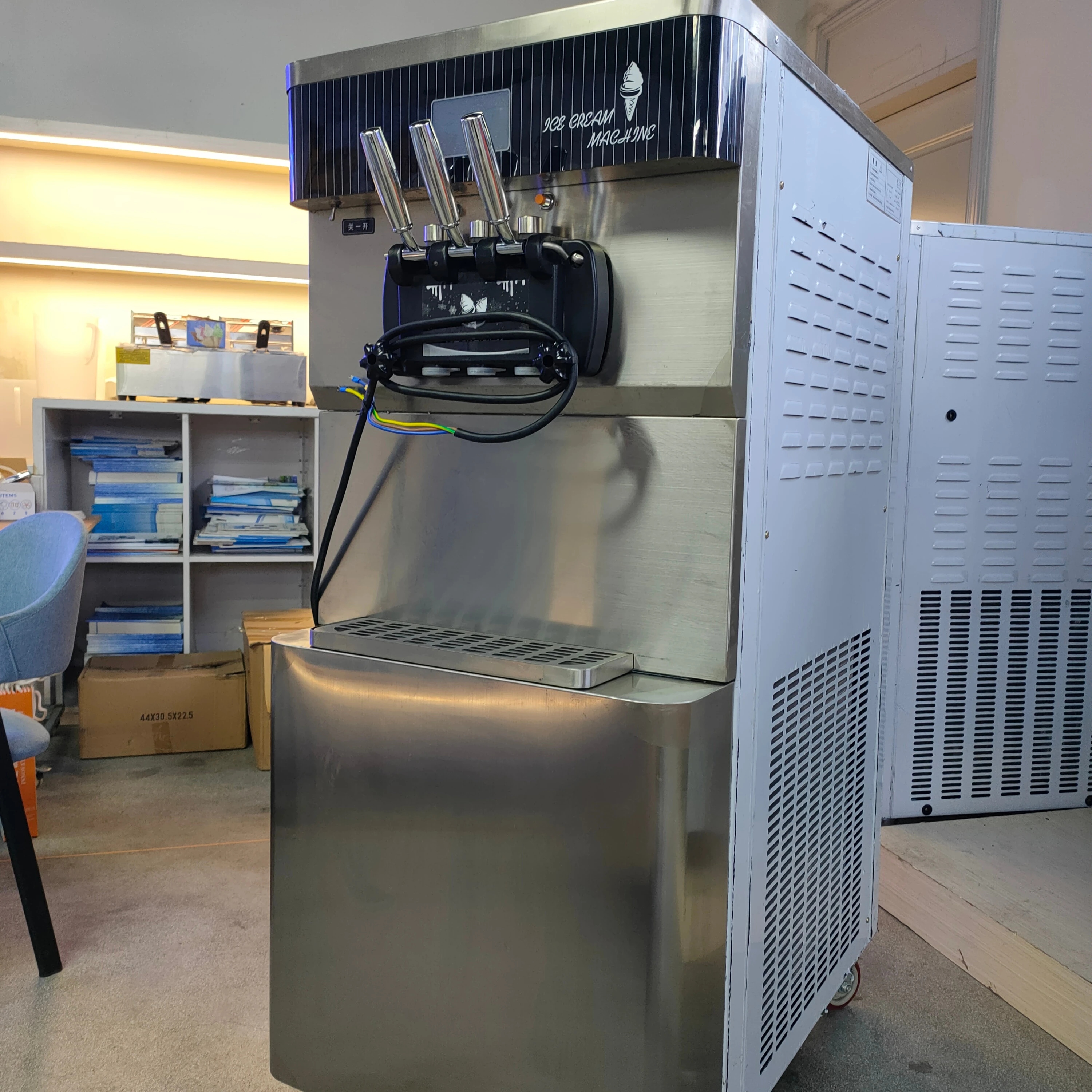 3500W Fully Automatic High Capacity 3 Flavors Commercial Soft Ice Cream Machine For Snack Restaurants And Bars