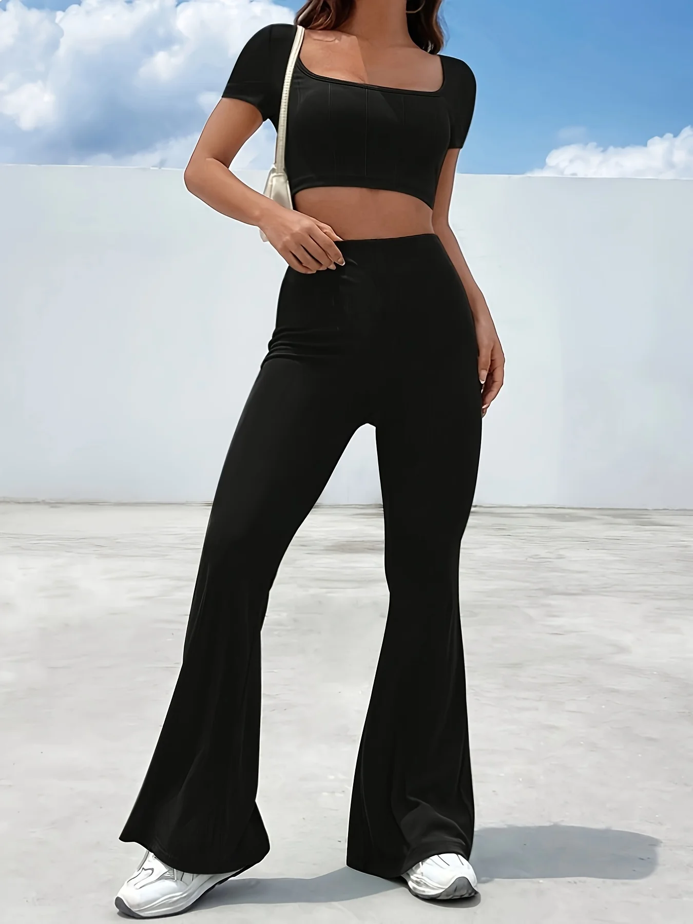 Czarne legginsy damskie na wiosnę, spodnie codzienne, lekko rozszerzane nogawki, elastyczny materiał z wysokim stanem dla komfortu.