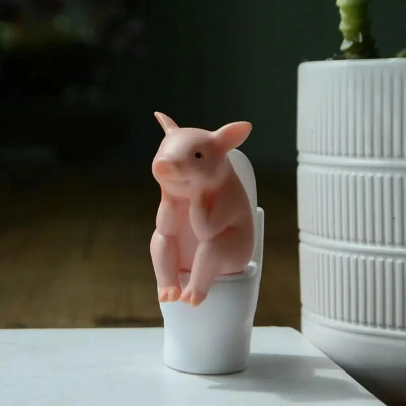 Cartoon Pig Sitting on Toilet Desktop Ornaments, Piggy Figure, Miniature Animal Decoration, Creative Toy, Kids Gift