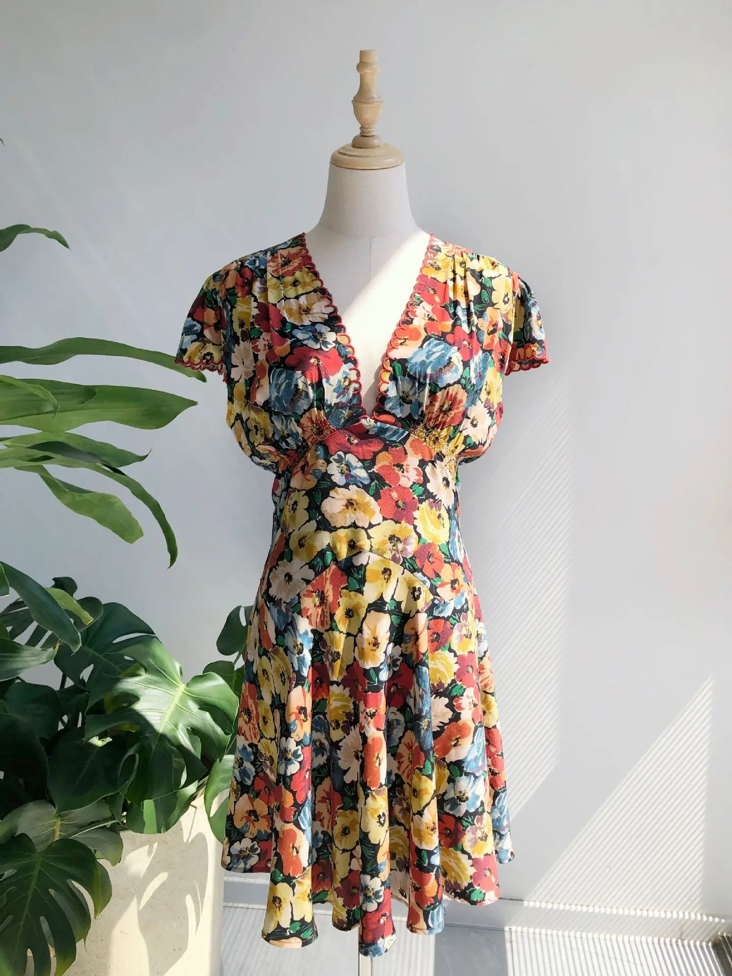Women's Retro Oil Painting Flower Printed Dress V-neck Short Sleeve High Waist Fashion 100% Silk Mini Robe
