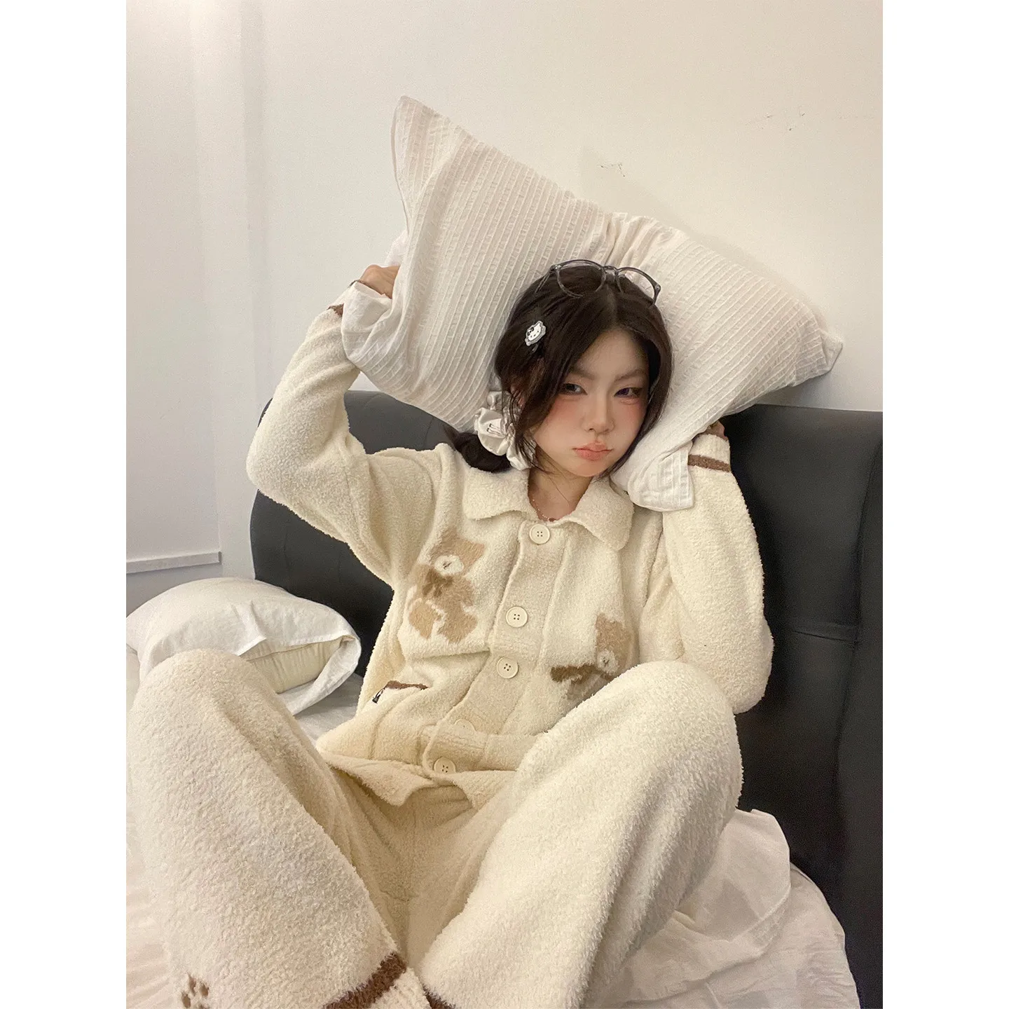 مجموعة نصف صوف محبوكة مطبوعة على شكل دب كرتوني قطيفة ولطيفة للنساء للخريف والشتاء طقم ملابس منزلية سميكة ودافئة بيجامات
