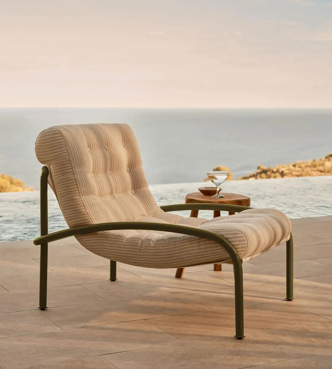 Modern Outdoor Metal Waterproof Fabric Furniture Durable Comfortable Stackable Eco-Friendly for Villa Hotel Apartment