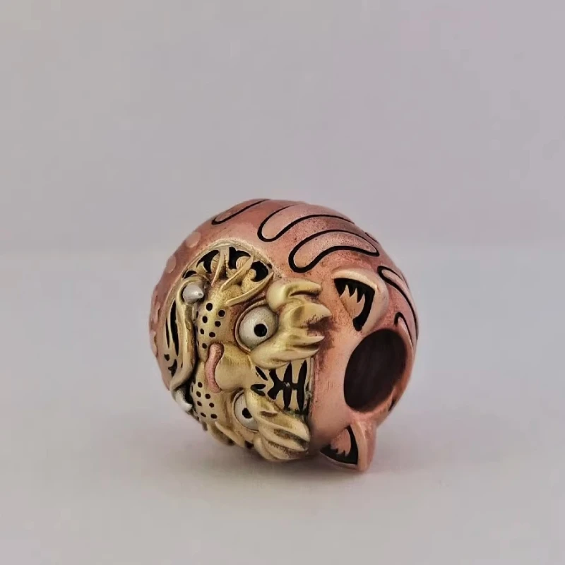 Leyang EDC Mighty Tiger Lucky Charm EDC Finger Push Card Pendant Backpack Ornament Portable Stress Relief Toy