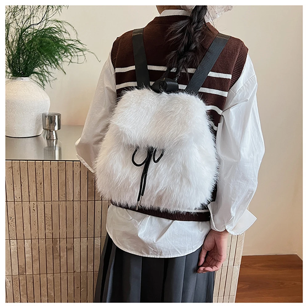 حقيبة ظهر نسائية قطيفة لخريف 2025 موضة جديدة غير رسمية أنيقة وبسيطة حقيبة سفر متعددة الاستخدامات للتنقل بحزام مزدوج حقائب نسائية