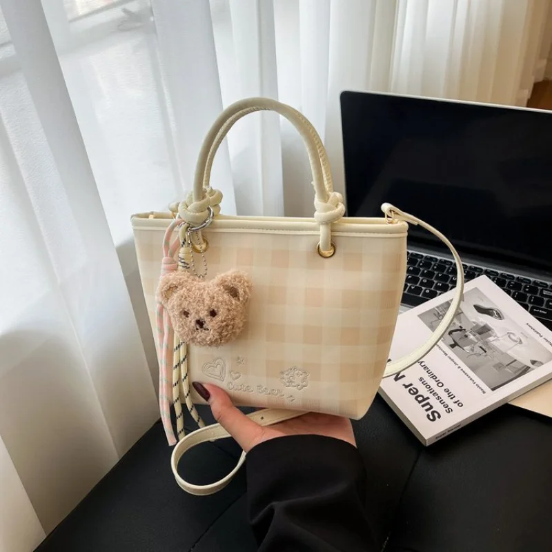 

Sophisticated Women Leather Handbag With Detachable Strap Convertible To Shoulder Bag Or Elegant Clutch