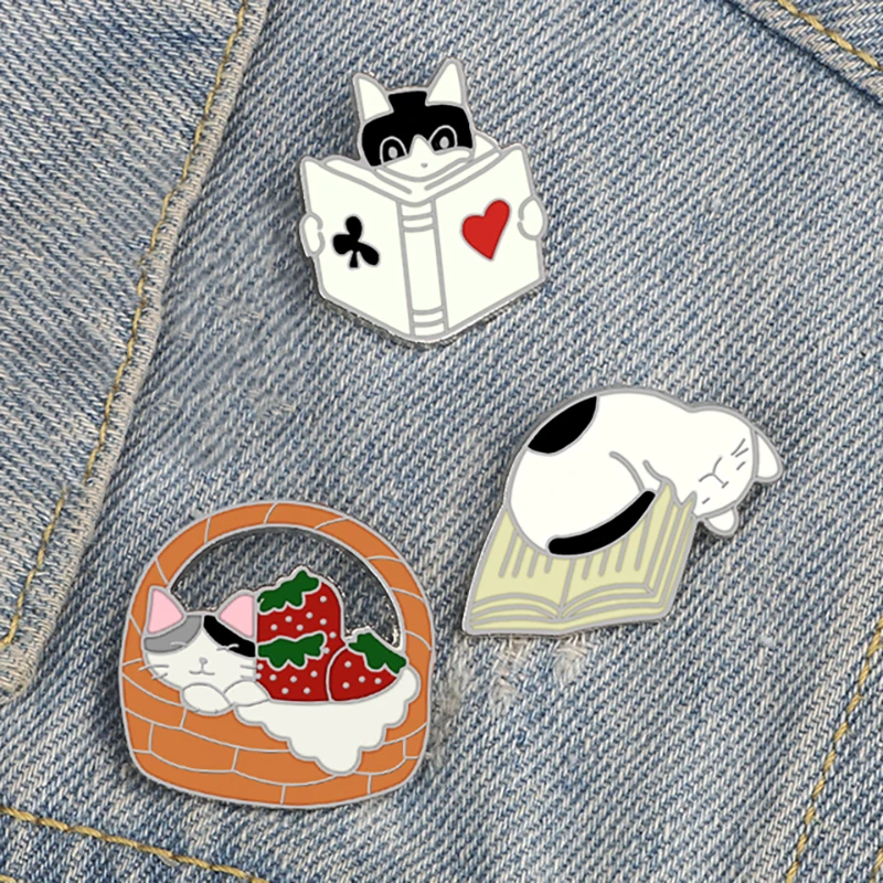 Śliczne broszki z motywem zwierząt czytanie Sleepy Cat emalia Pins Cartoon śmieszne kreatywny Pin niestandardowy kotek odznaka biżuteria prezent dla