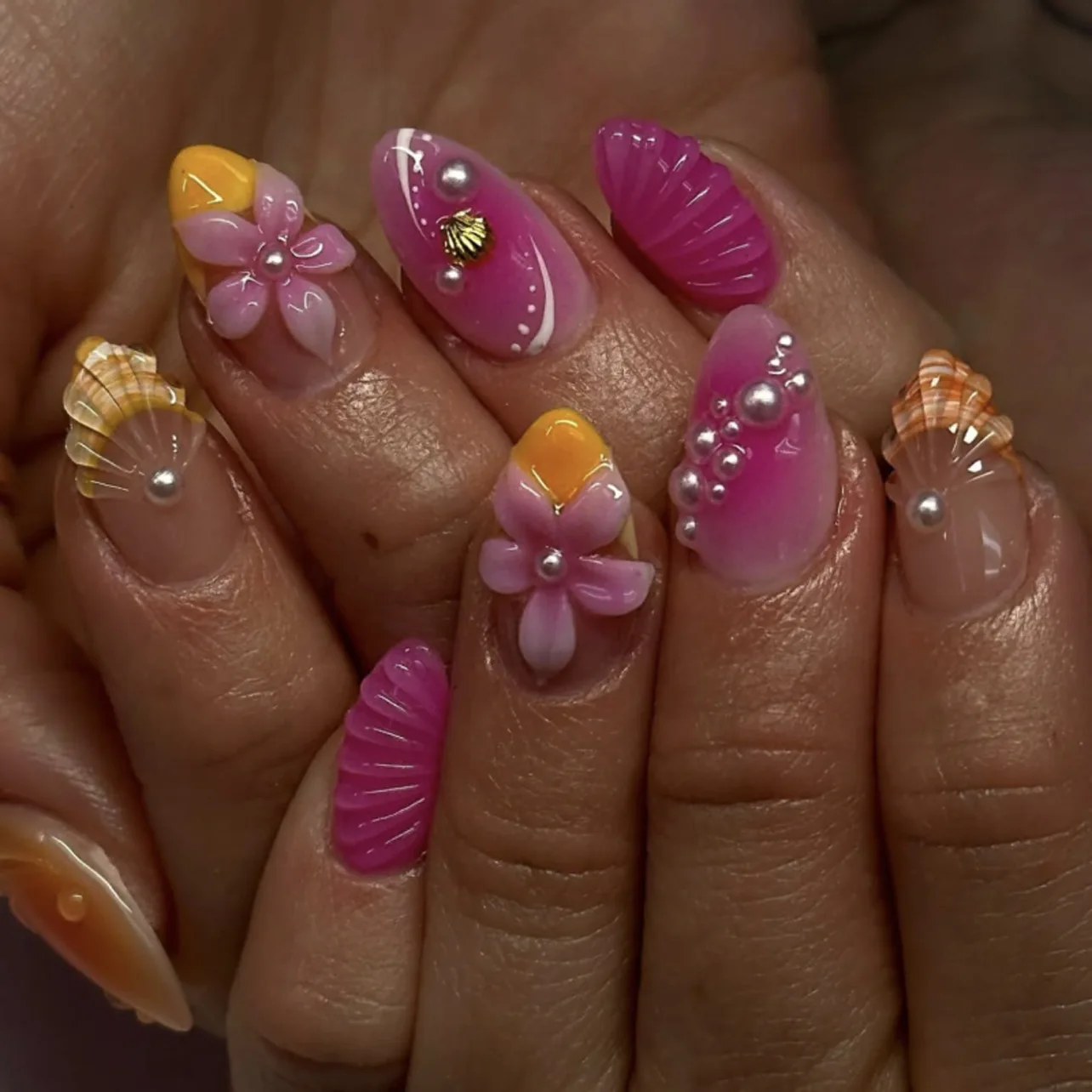 

24Pcs Short French Almond Flowers Fake Nails with 3D Pearls Shell Water Ripple Design Lovely Nails Set Wearable Oval Nail Tips
