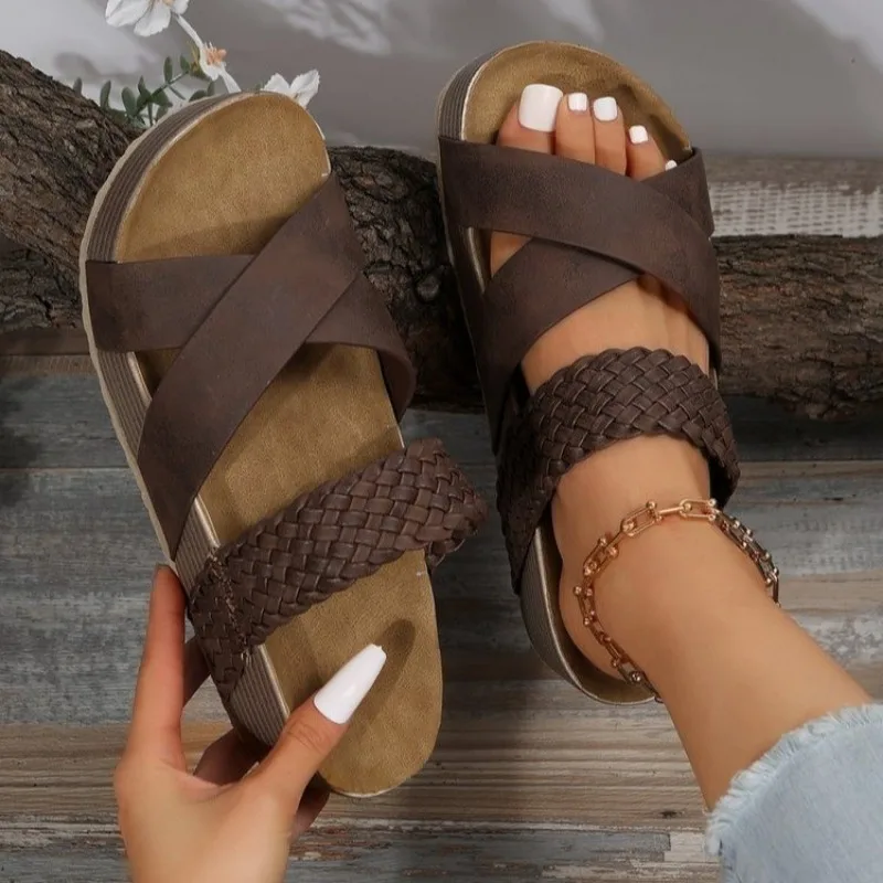 Sandal Slip-On tebal untuk wanita, sandal Platform seksi ujung terbuka, sepatu Platform tebal selop Crossover, sandal datar kasual untuk wanita, musim panas model baru