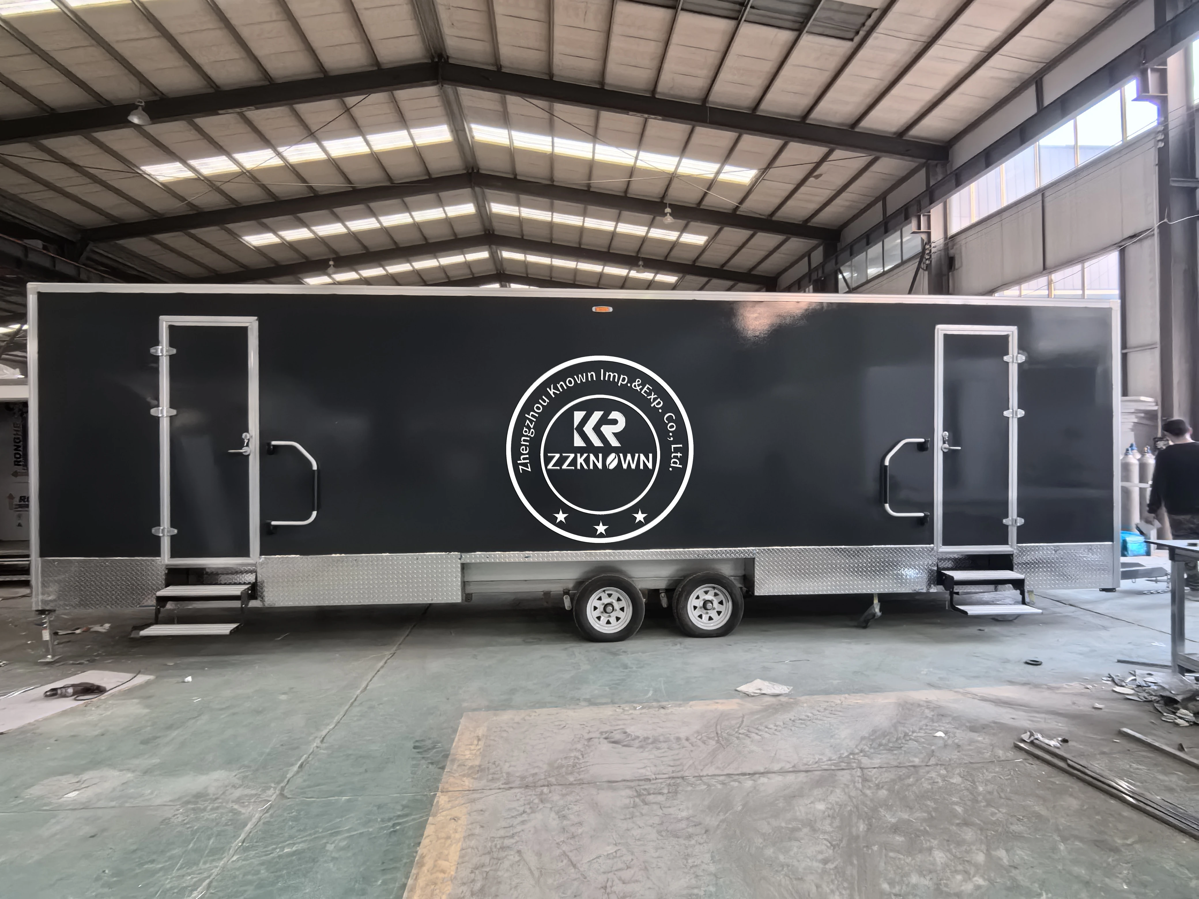 8 Room Portable Public Toilet Trailer Concession Fully Equipped Trucks Mobile Toilet Cubicle Trailer Beach Wedding Outdoor Party