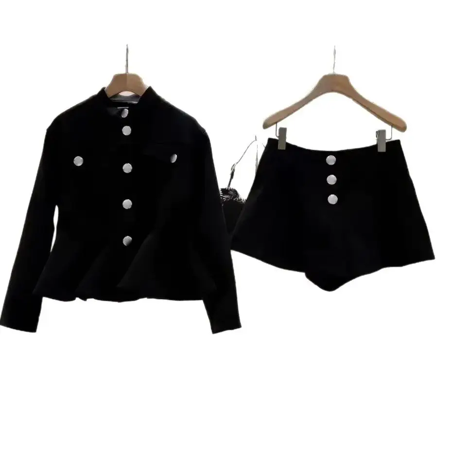 

Весенний женский комплект: свободное пальто с круглым вырезом, металлической пряжкой, подолом «рыбий хвост», длинными рукавами и однобортной застежкой + элегантные шорты с высокой талией