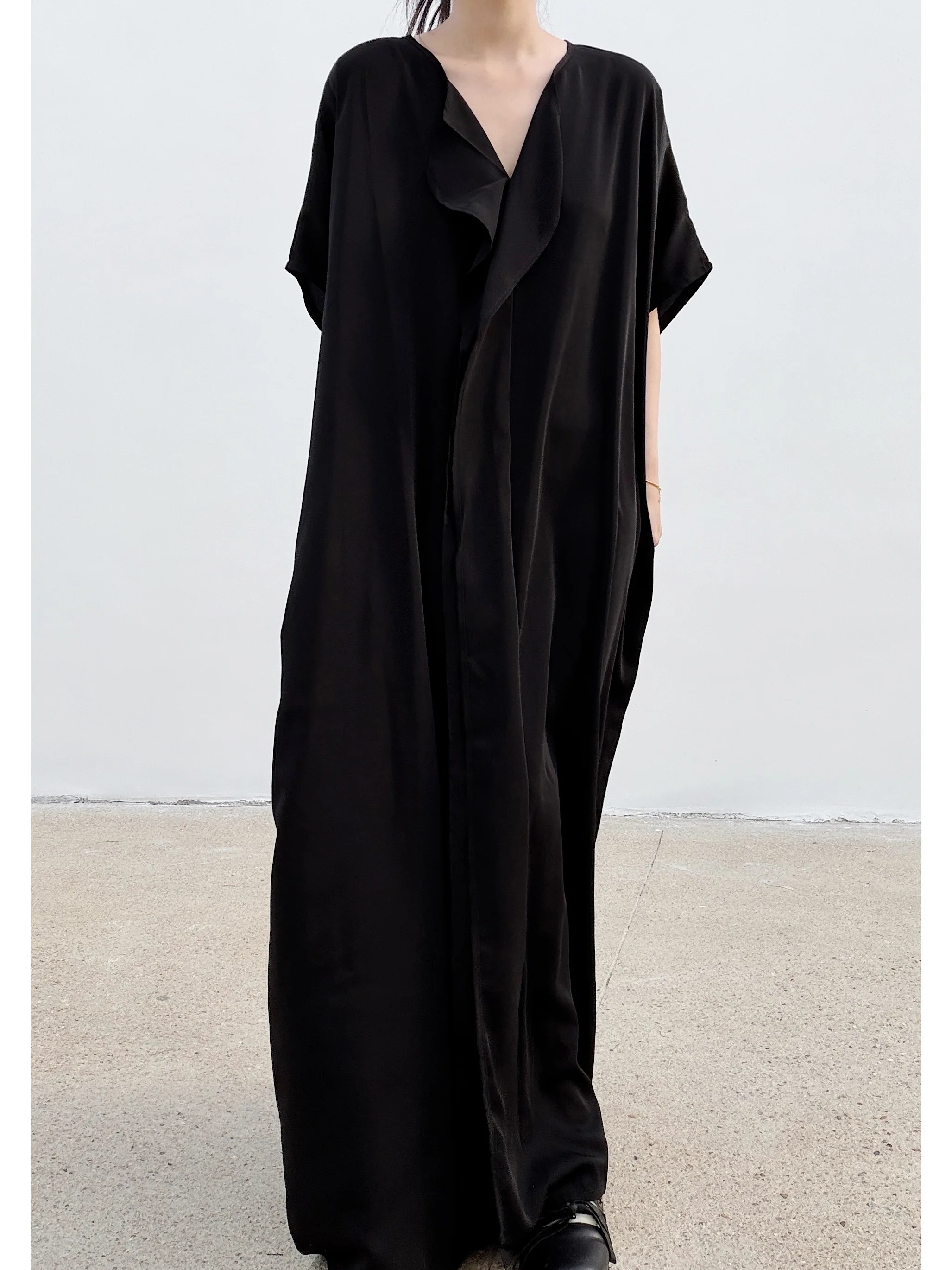 

Loose Black V-Neck Maxi Dress Women's Summer Casual Dark Style Polyester Material Short Sleeve Soft Fabric Gathered Hemline