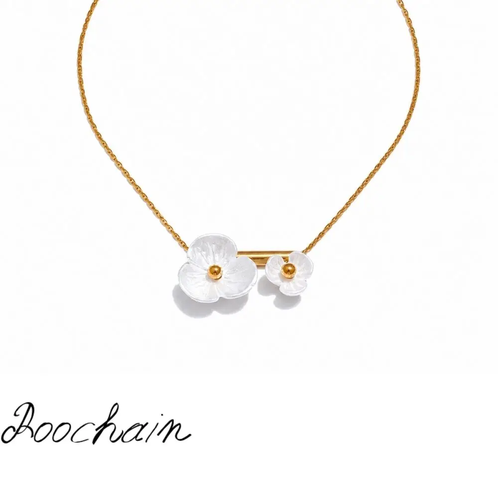 Roochain French-Style Fresh Double Mother-Of-Pearl Small Flower Clavicle Chain, Staggered-Sized White Cherry Blossom Fine Gold Chain, Ethereal Girl's Neck Accessory