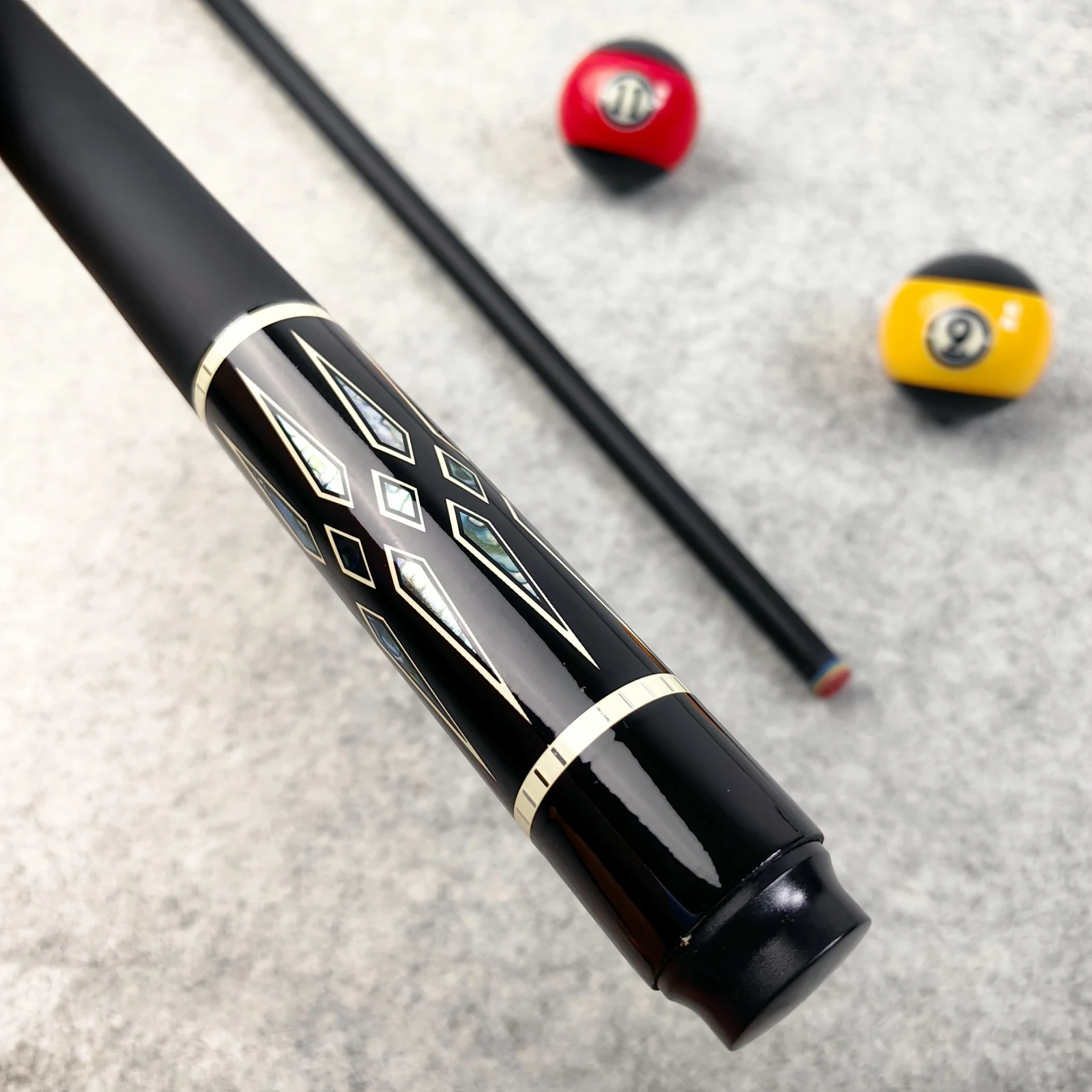 A Billiard Cue with a 1/2 Split Fiberglass Design, Featuring a 13Mm Leather Tip And a Non-Slip Grip