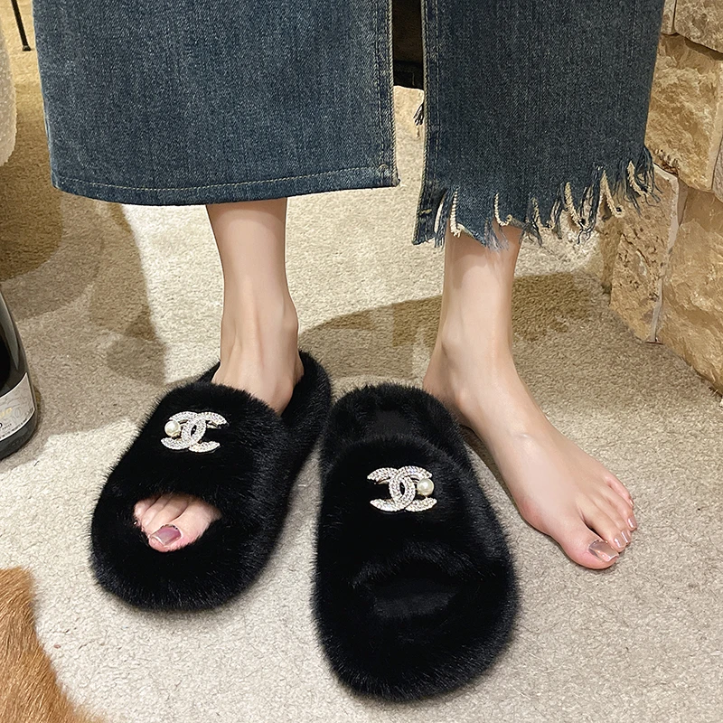 2024 Autumn and winter fluffy flat slippers can be worn at home and outside the stylish warm comfortable open-toe fluffy mop