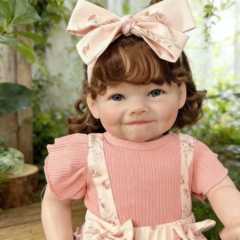 

Кукла-имитация Райи 60 см с голубыми глазами и длинными кудрявыми волосами, розовый комбинезон с рюшами на рукавах + повязка на голову с бантом