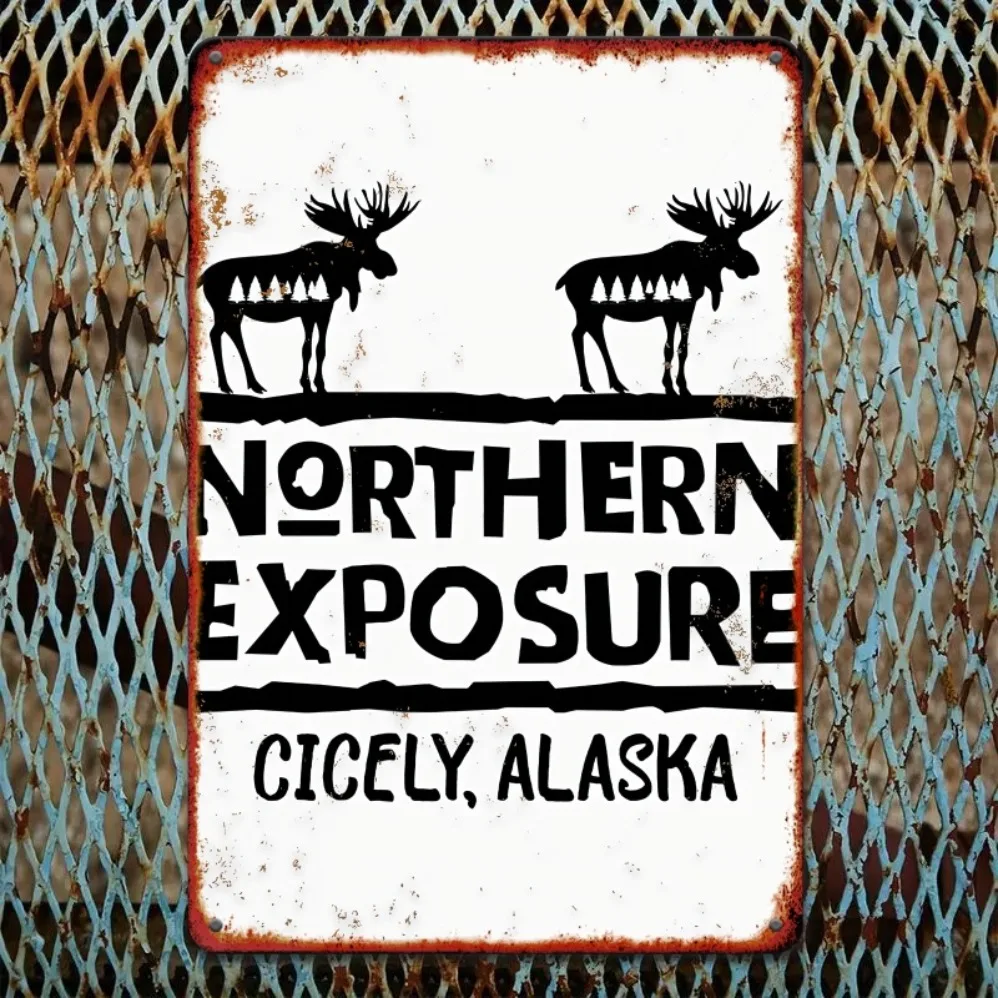 „Northern Exposure: Cicely, Alaska“ Retro-Metallblechschild – 20,3 x 30,5 cm große Vintage-Eisen-Wandkunst |   Rahmenloses bemaltes Dekor für den Innenbereich