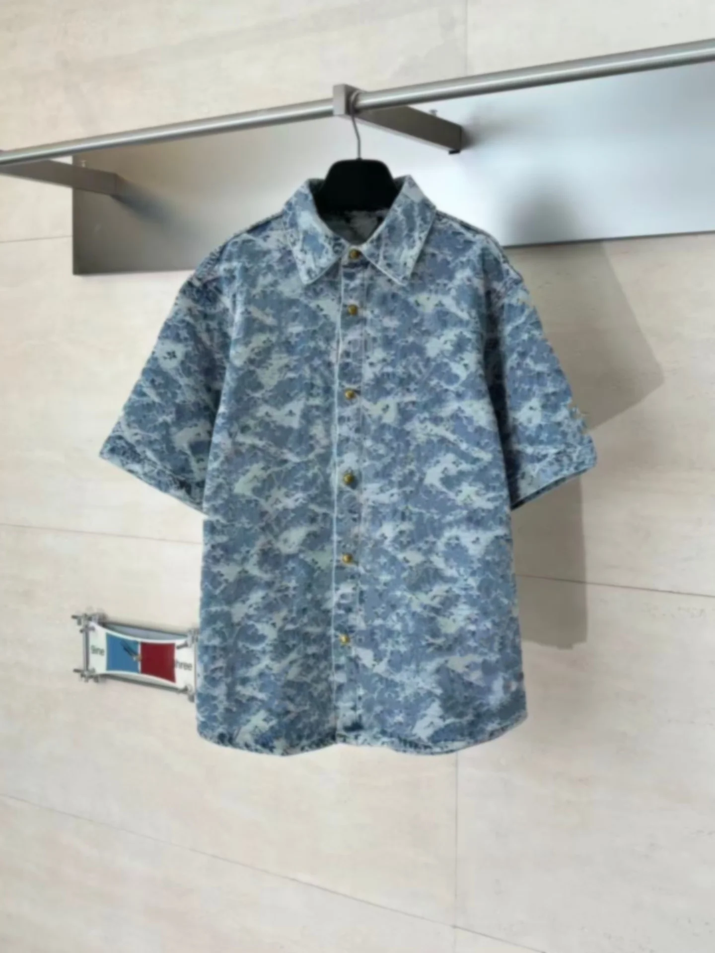 

High Quali Casual Loose ort Sve Denim irt Camouflage Print European Sle New Model Organic Cotton Youth Faion Top