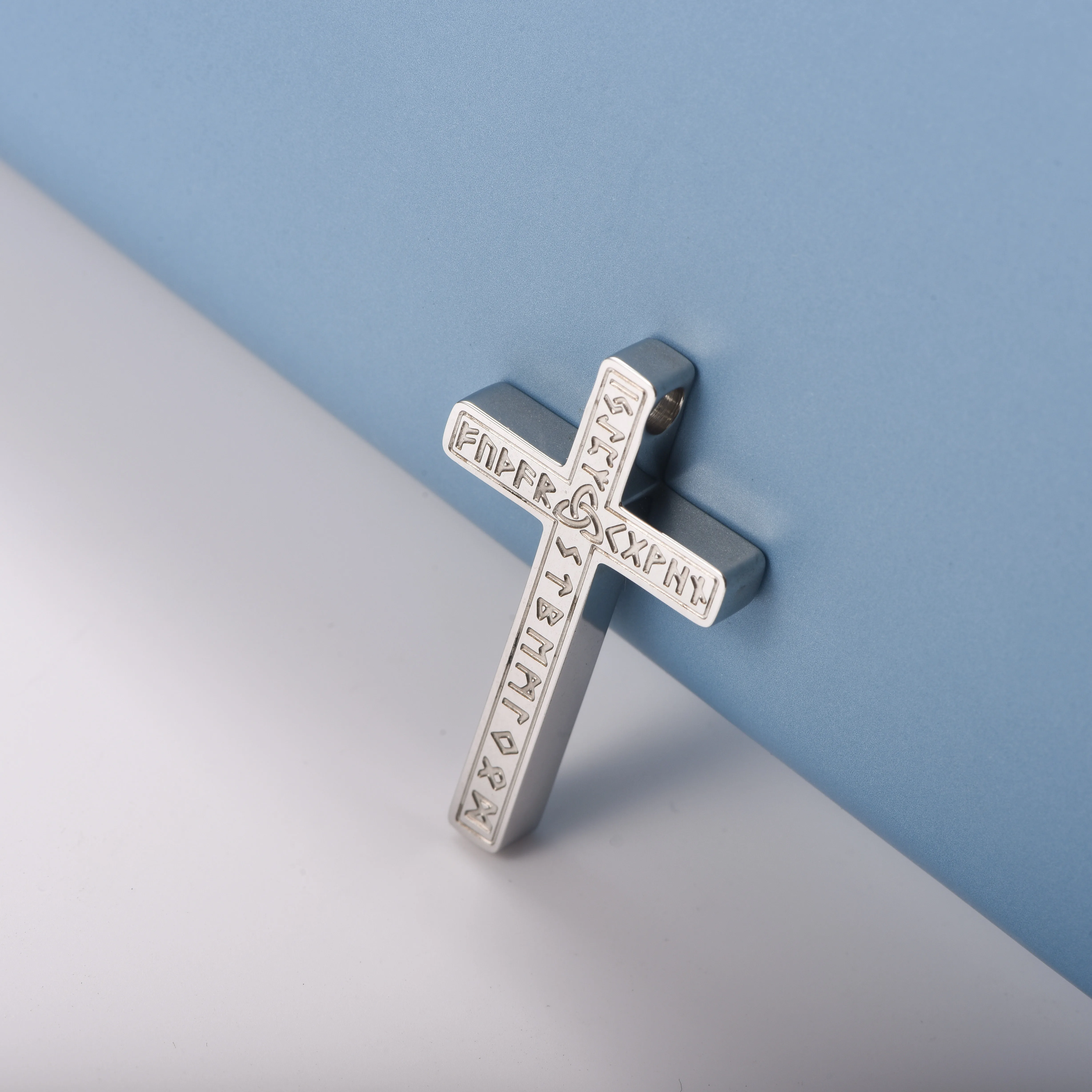 Kreuzanhänger mit nordischen Runen aus rostfreiem Stahl, anlaufgeschützt, wasserdicht, Kreuz-Charm für DIY-Schmuckherstellung – Detail 2