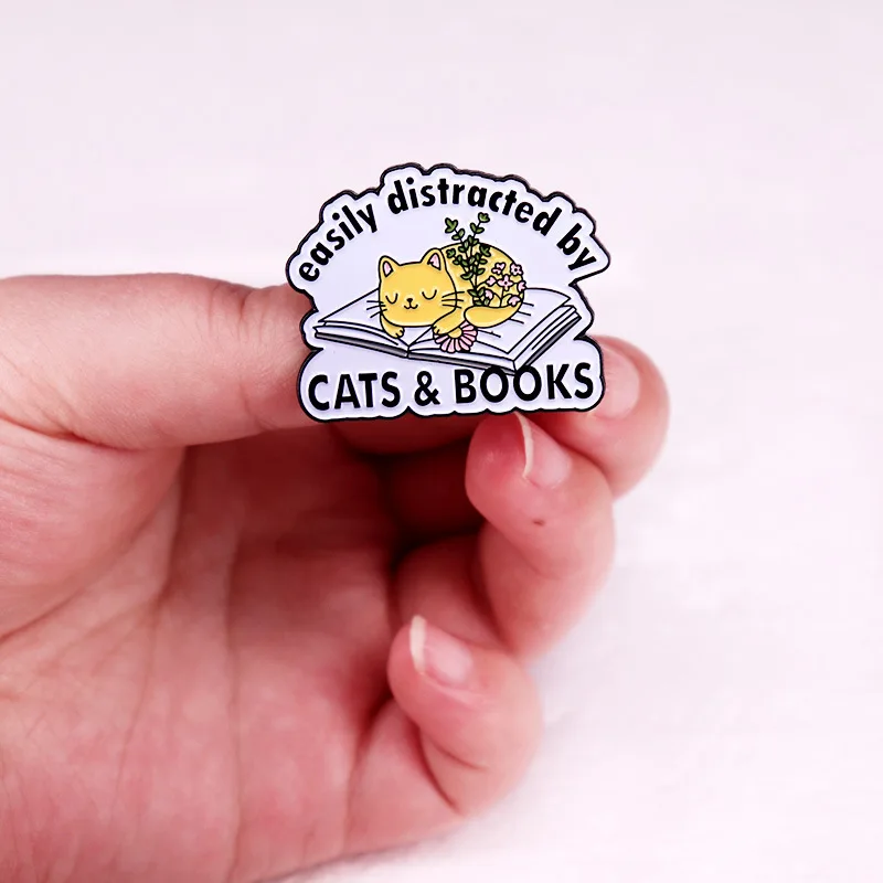 Lapel Enamel Pins para Mochila, Emblemas Mochila, Acessórios Jóias, Facilmente Preços por Gatos e Livros Broche em Roupas, B2076