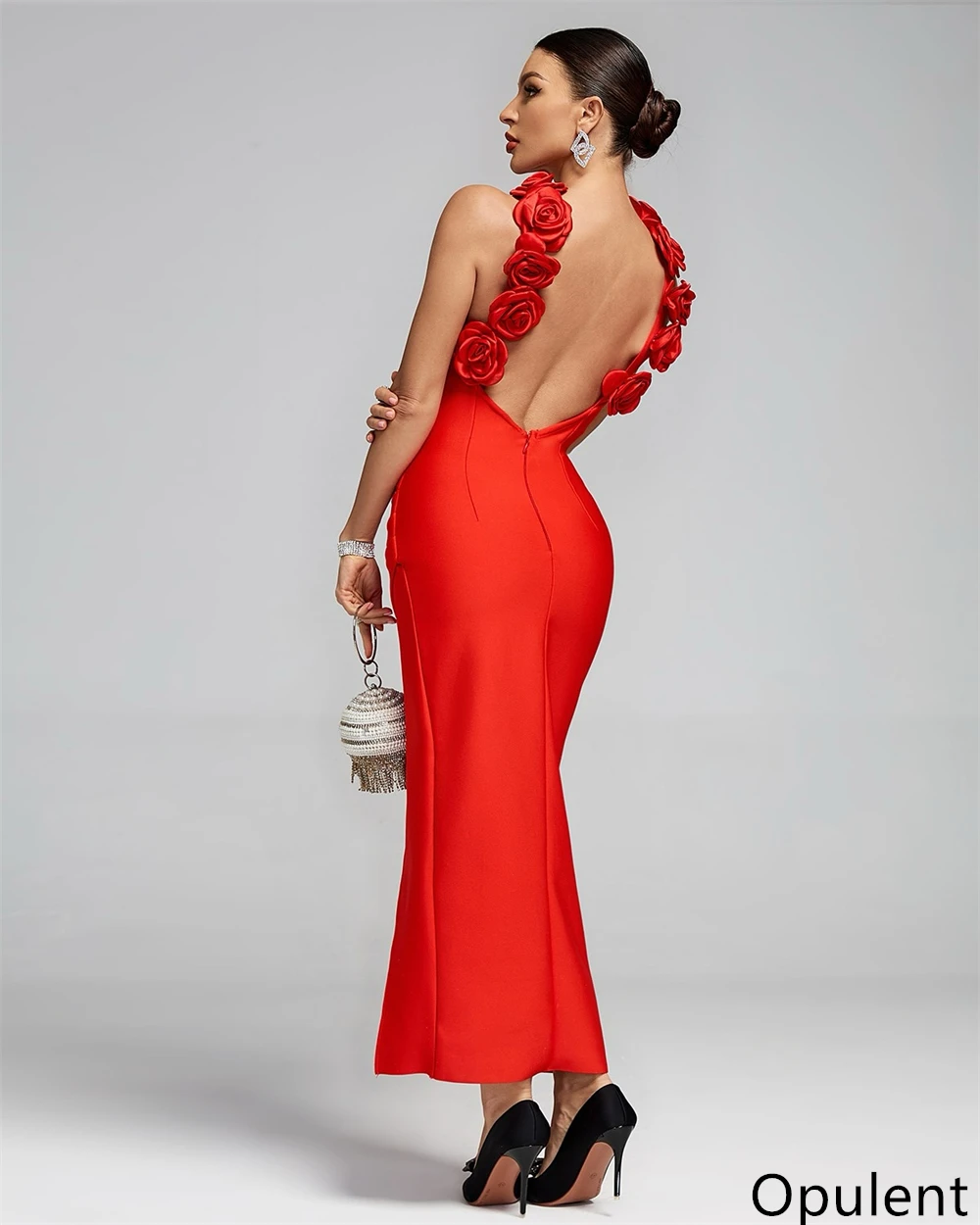 فستان سهرة من الساتان الأحمر الرقيق حسب الطلب برقبة دائرية بدون أكمام للمناسبات الخاصة مفتوح الظهر مزاجه الزهور الناعمة