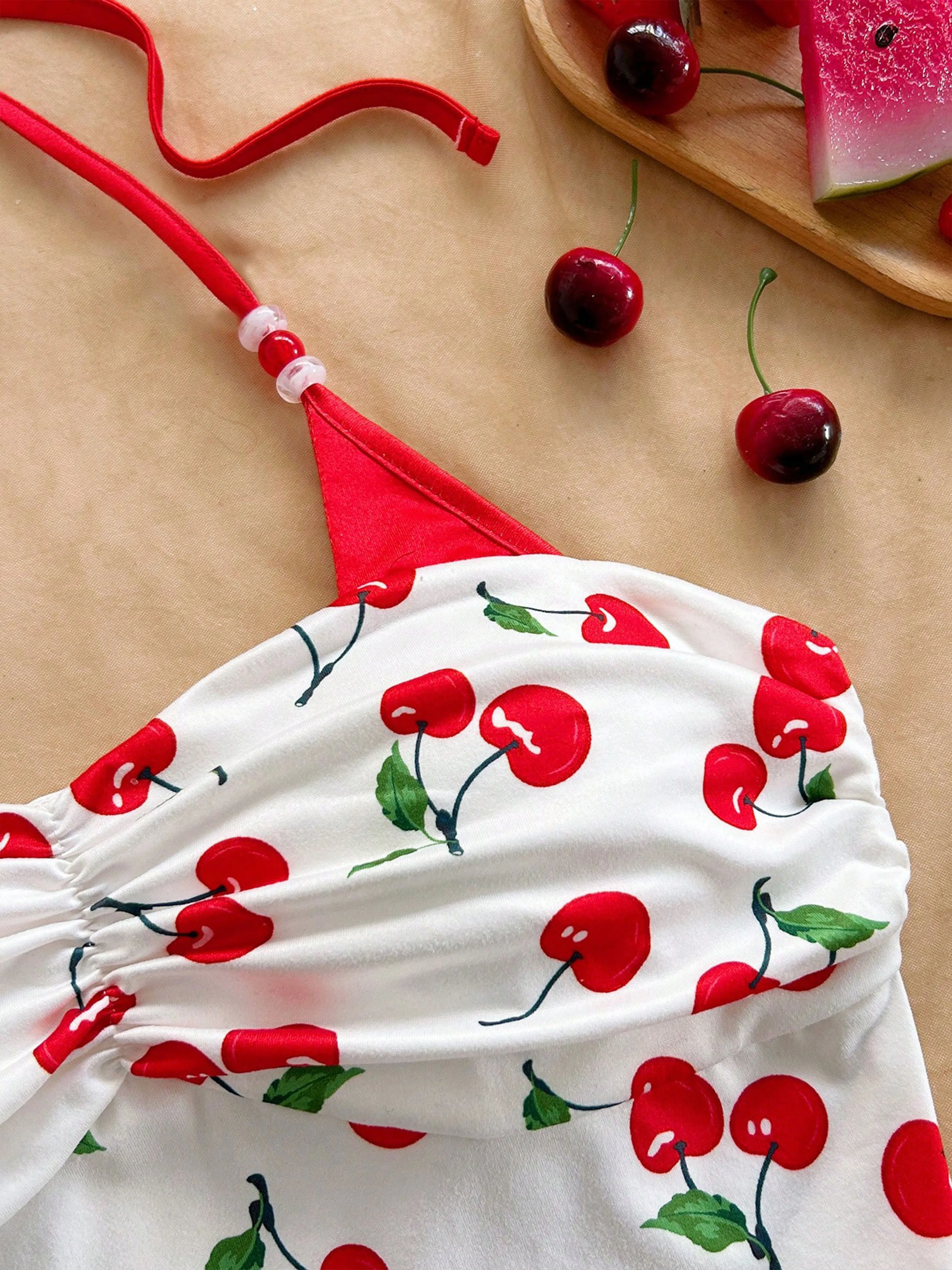 Damen-Neckholder-Top mit Kirschmuster und Farbblockierung, Sommer-Strandurlaub, Strandparty, Sommerparty – Detail 3