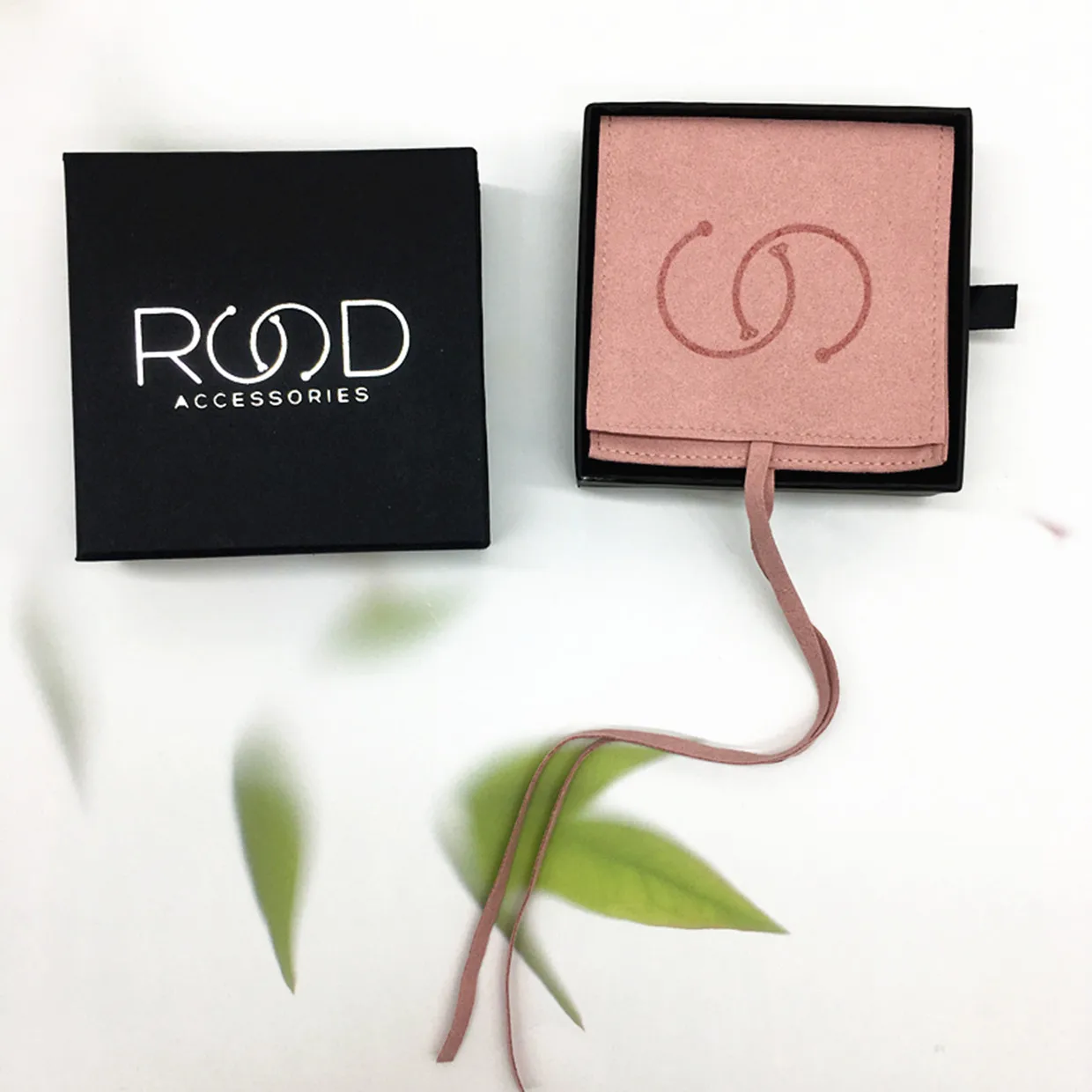 

100 шт., роскошные маленькие картонные серьги из крафт-бумаги на заказ, кольца, ящик, упаковка, шкатулка для драгоценностей с сумками из микрофибры, сумки