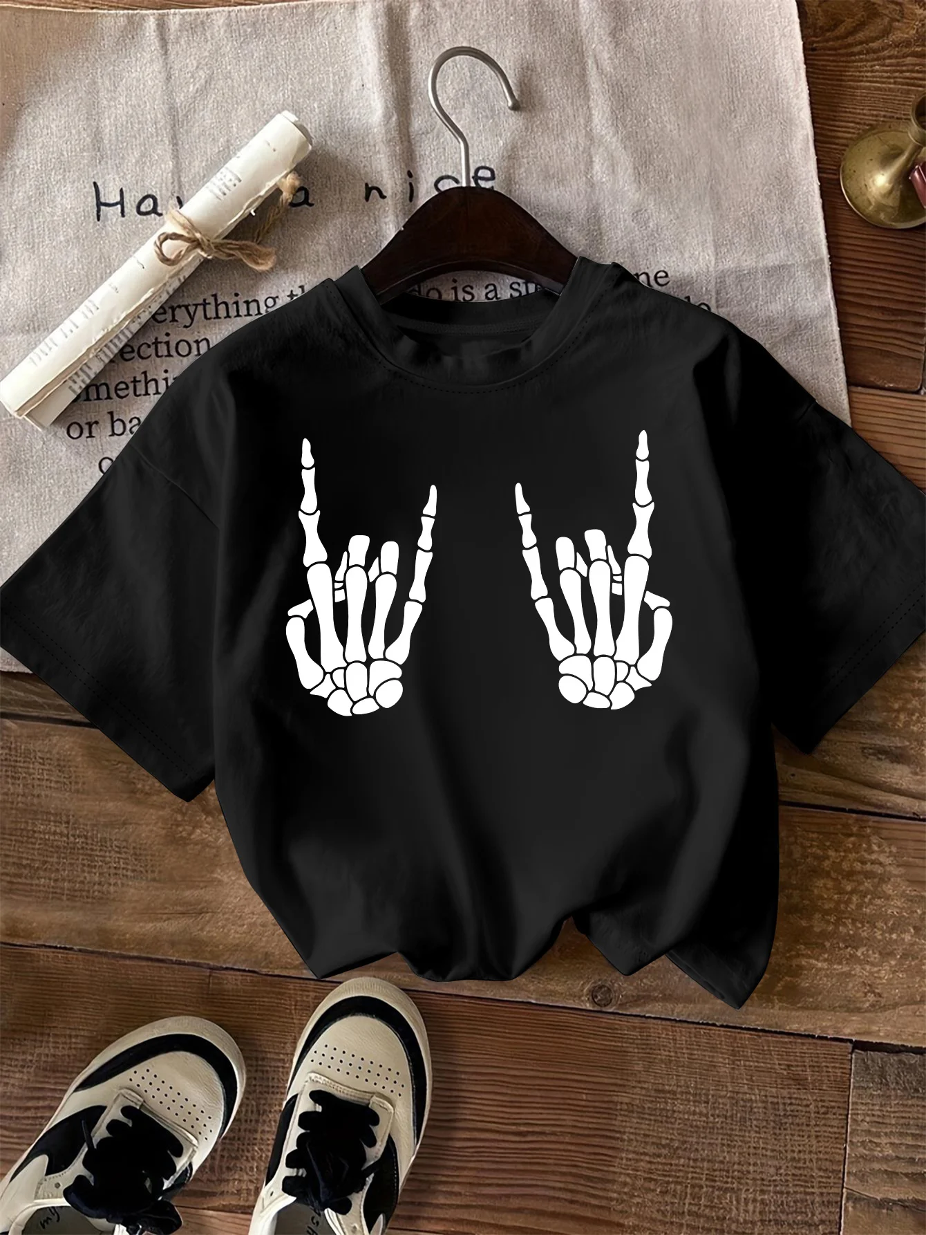 

Fashionable Ladies round Neck Short Sleeve T-Shirt Skeleton Hand Letter Print Skull Graphic Tee Casual Streetwear