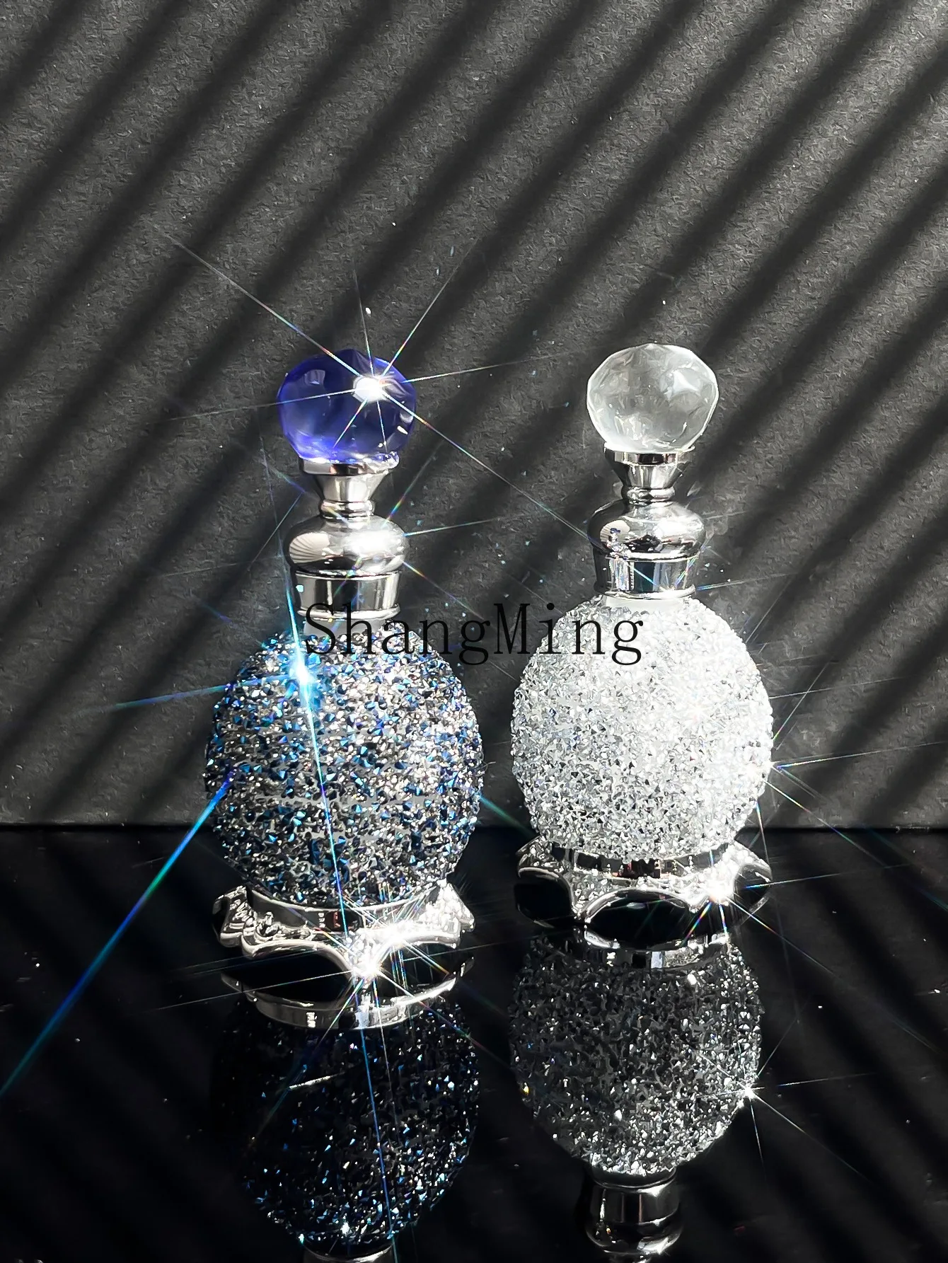 

PYH Luxury Rhinestone Decorative Perfume Bottle Cosmetics Dropper Essential Oil Dispenser Bottle 15ml Valentine's Day Gift