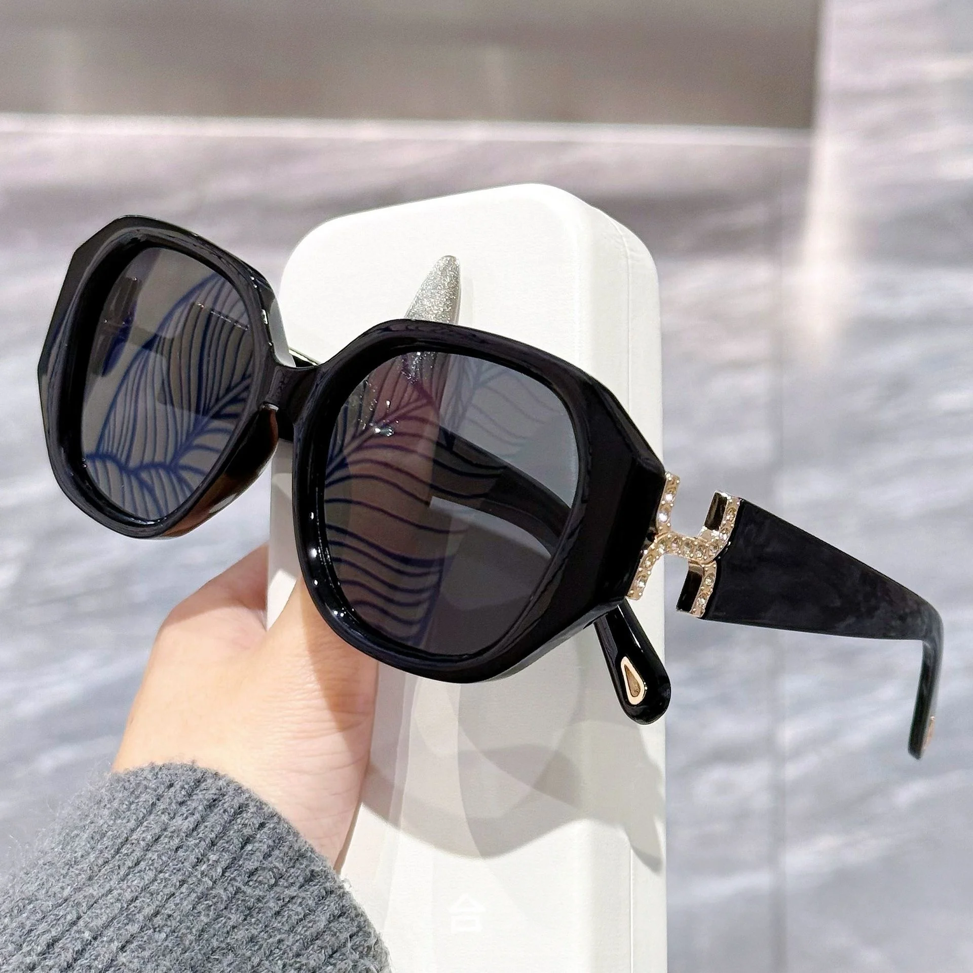2026 New Light Luxury Diamond-encrusted C Label Polygonal Square Sunglasses for Women Anti-UV Sunglasses F8835