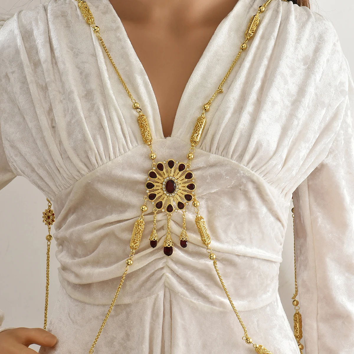 

Handcrafted Rhinestone Dress Body Jewelry Hollowed-out Flower Shapes Luxury Sash Wedding Accessory