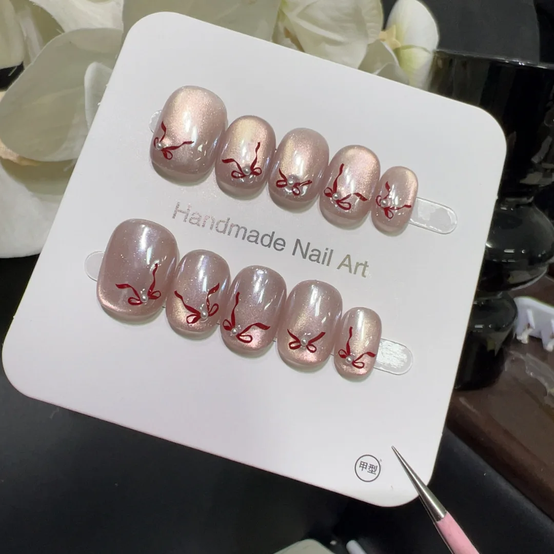 

10 шт., короткие накладные ногти ручной работы, розовое золото, мерцающая красная лента, бант, жемчужный дизайн, милые милые накладные ногти, носимые советы по дизайну ногтей