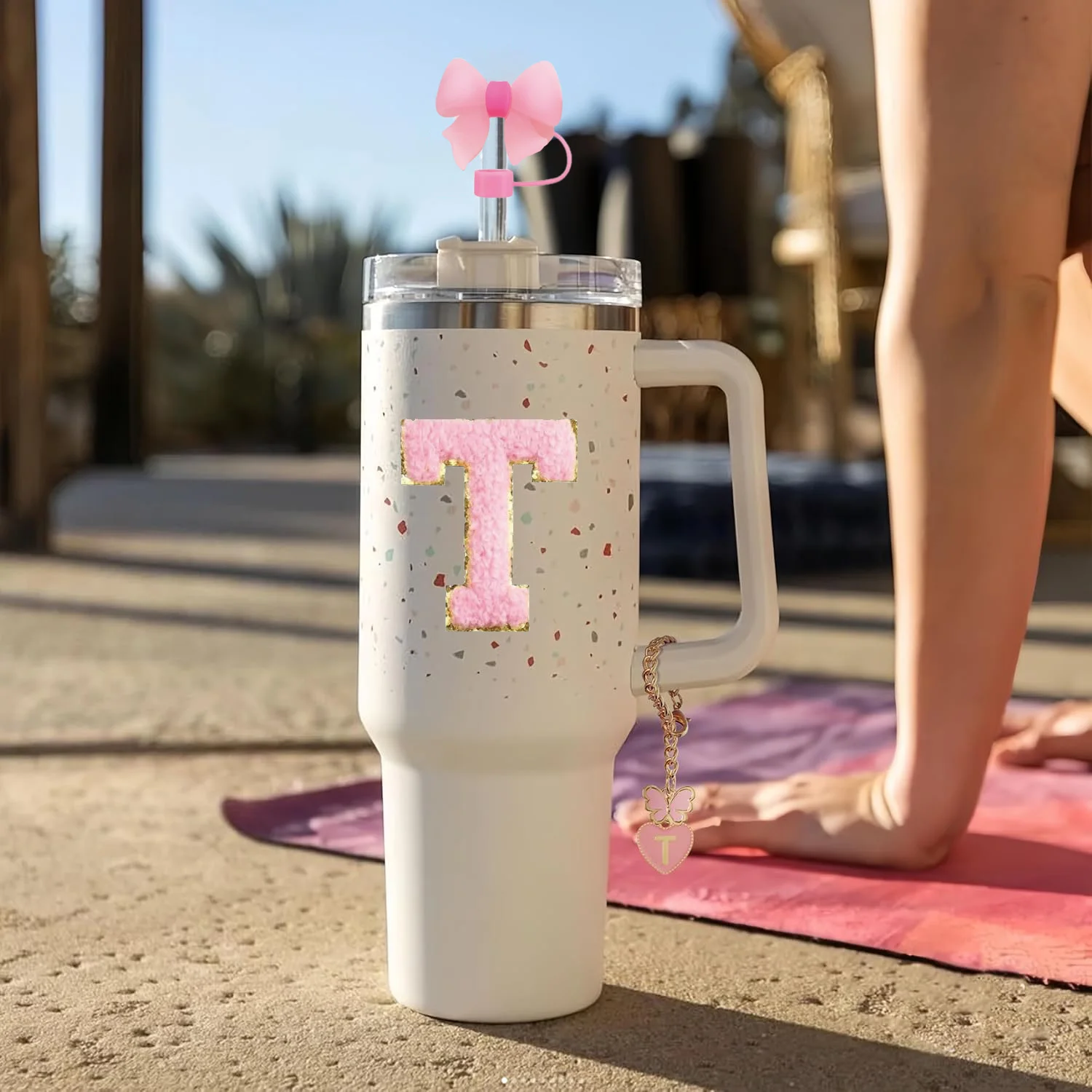 مجموعة إكسسوارات مكونة من 10 قطع لكوب ستانلي، و2 قش وفرشاة وسلسلة واحدة على شكل زهرة وسدادة مقاومة للانسكاب وغطاء من القش على شكل زهور