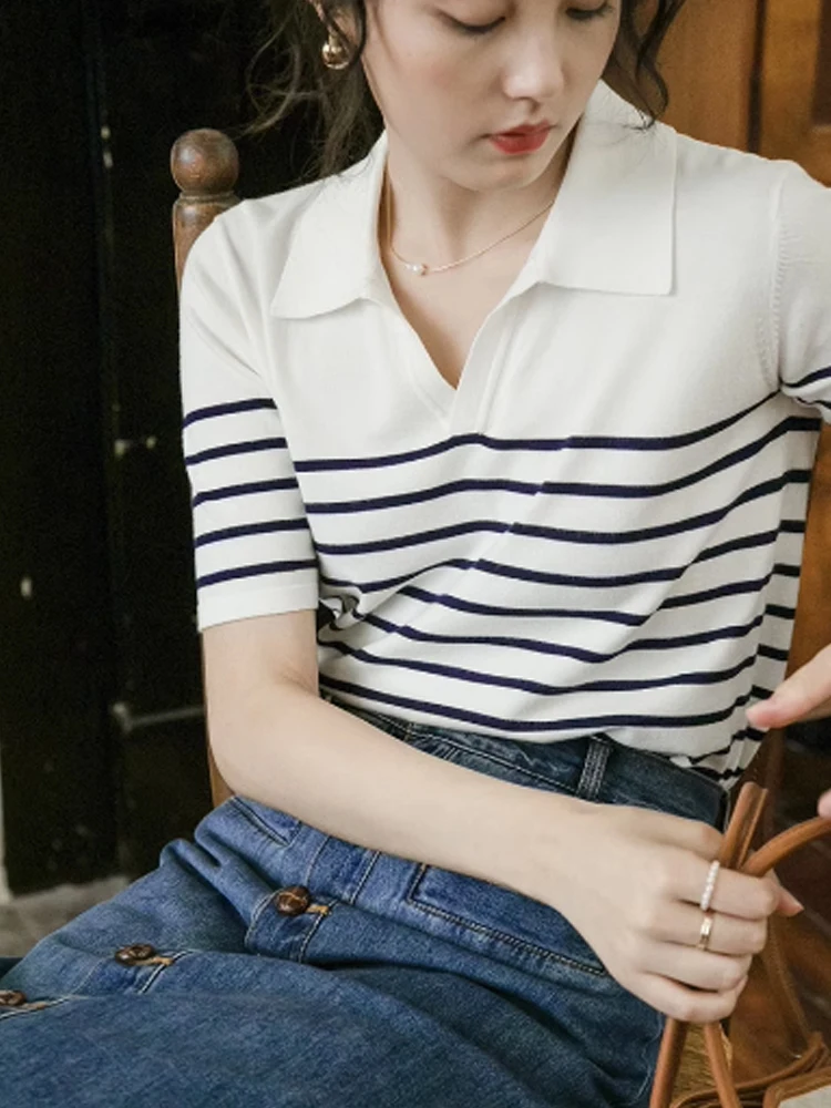패셔너블한 스트라이프 아이스 실크 니트 티셔츠 출퇴근 디자인 캐주얼 대비 색상 여름 2025 여성 상의