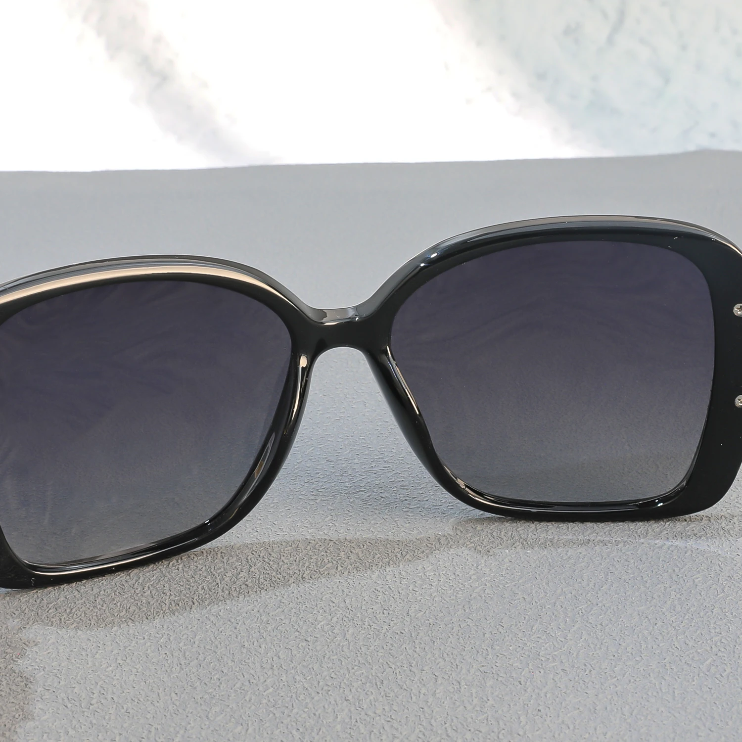 Polarisierte Damen-Luxus-Quadrat-Sonnenbrille, schwarz-goldener Dekorrahmen, hochwertige Markenbrille, UV-Schutz für die tägliche Mode – Detail 7