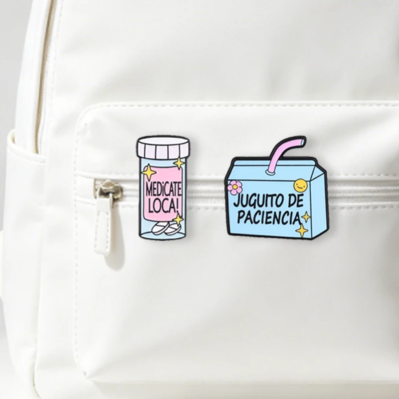 Pin de esmalte Juguito de Paciencia, Humorístico, con motivos de medicina española, loca, botella de medicina rosa y caja de jugo azul. Broche, insignia para solapa de bolso, joyería.