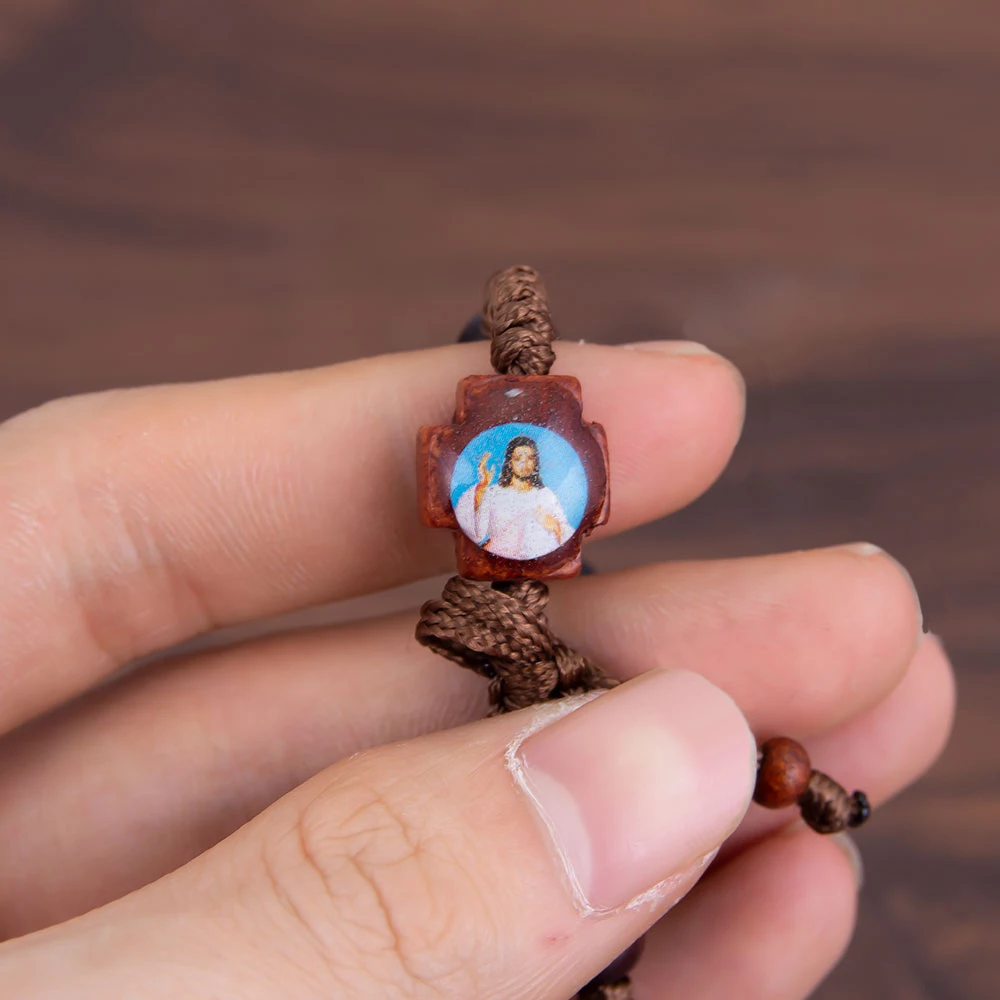 HTISOK Handgefertigtes Holz-Rosenkranz-Armband mit Jesus- und Maria-Anhängern – Katholischer Andachtsschmuck für Gebete, spirituelle Geschenke – Detail 6