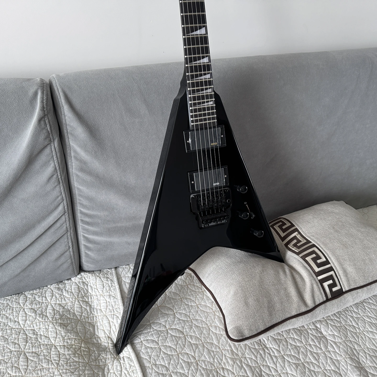 High quality black Jackson RR series electric guitars,Rosewood fingerboard,Floyd double tremolo system,EMG active pickups