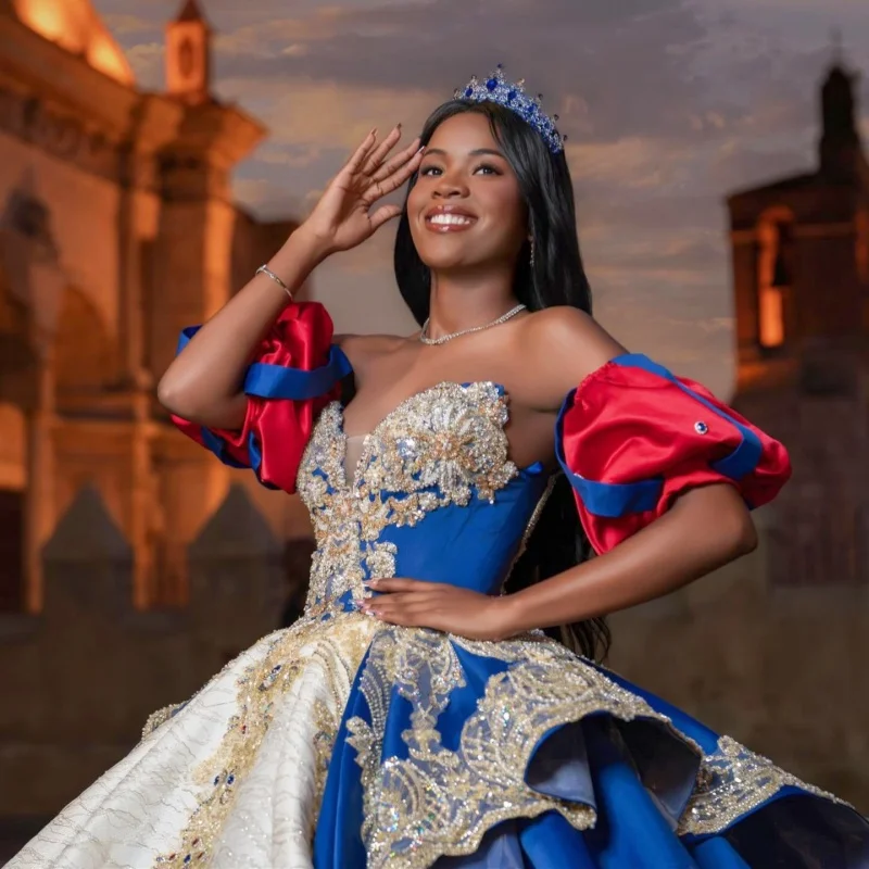 

Синее платье для церемонии Quinceanera с открытыми плечами, золотистым блеском, кристаллическим декором, длинным шлейфом и бантом, платья для церемонии Quinceanera. ﻿ Индивидуальный заказ