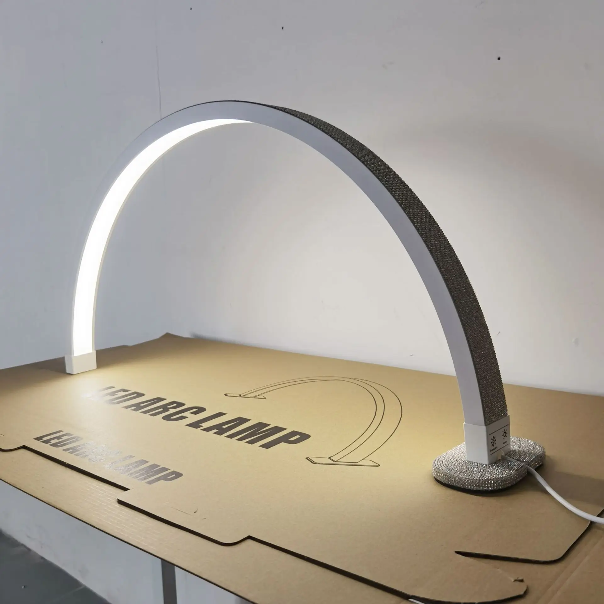 

Частная марка Touch Led Half Moon Table Bar Light Товары для ногтей Оборудование для салонов Красота Лампа для ногтей Half Moon с основанием из стразов