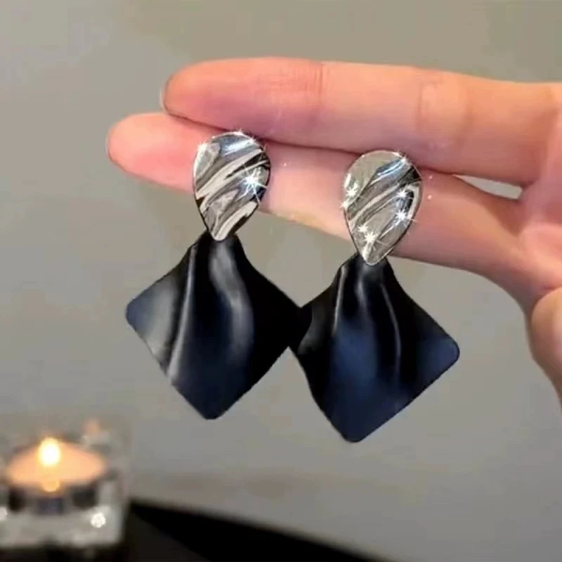 Black Waveing Rhombus Drop Earrings for Women Silver Color Water Droplet Dangle Earrings Trendy Personality Geometry Jewelry