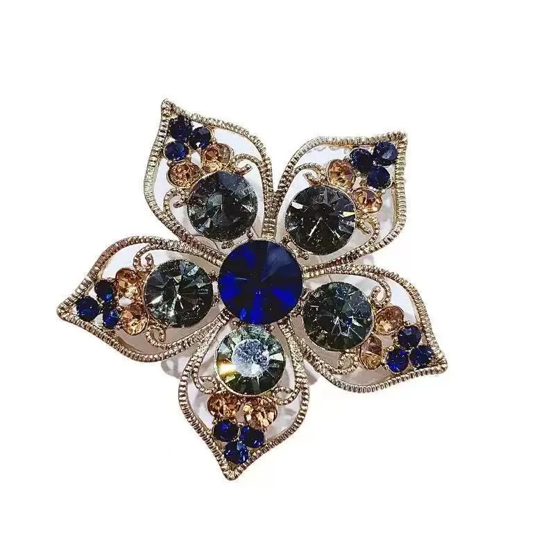 Fashion Rhinestone Five Leaf Flower Brooches for Women Plant Pins Keychain Event Party New Gifts Jewelry Decoration Accessories