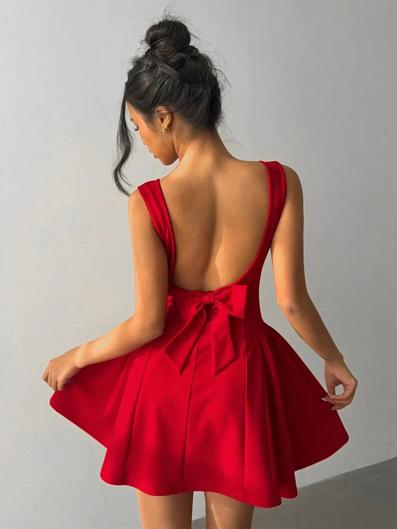 

Red Backless Mini Dress with Bowknot Detail and Flared Skirt